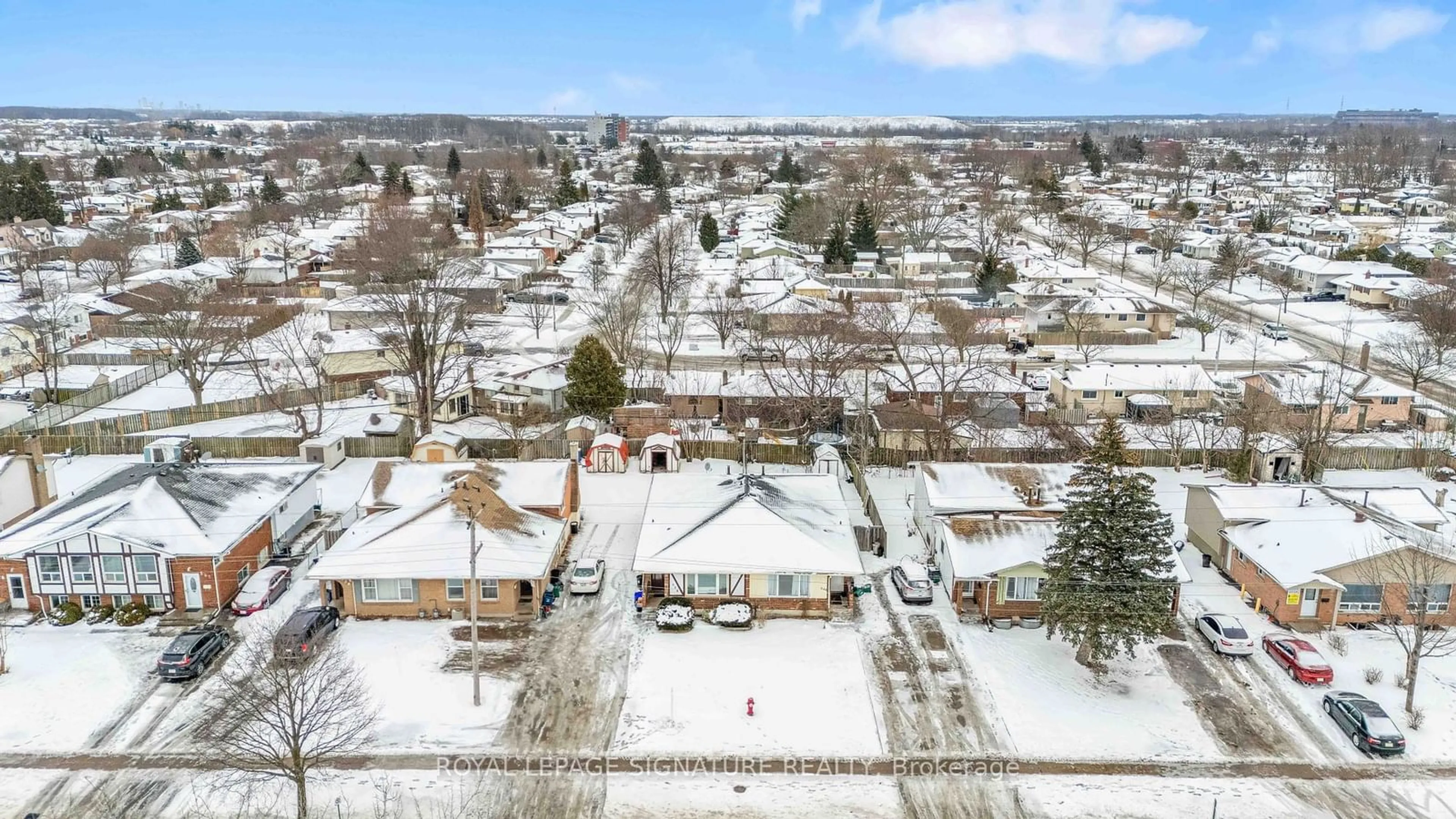 A pic from outside/outdoor area/front of a property/back of a property/a pic from drone, street for 550 First Ave, Welland Ontario L3C 1Z3