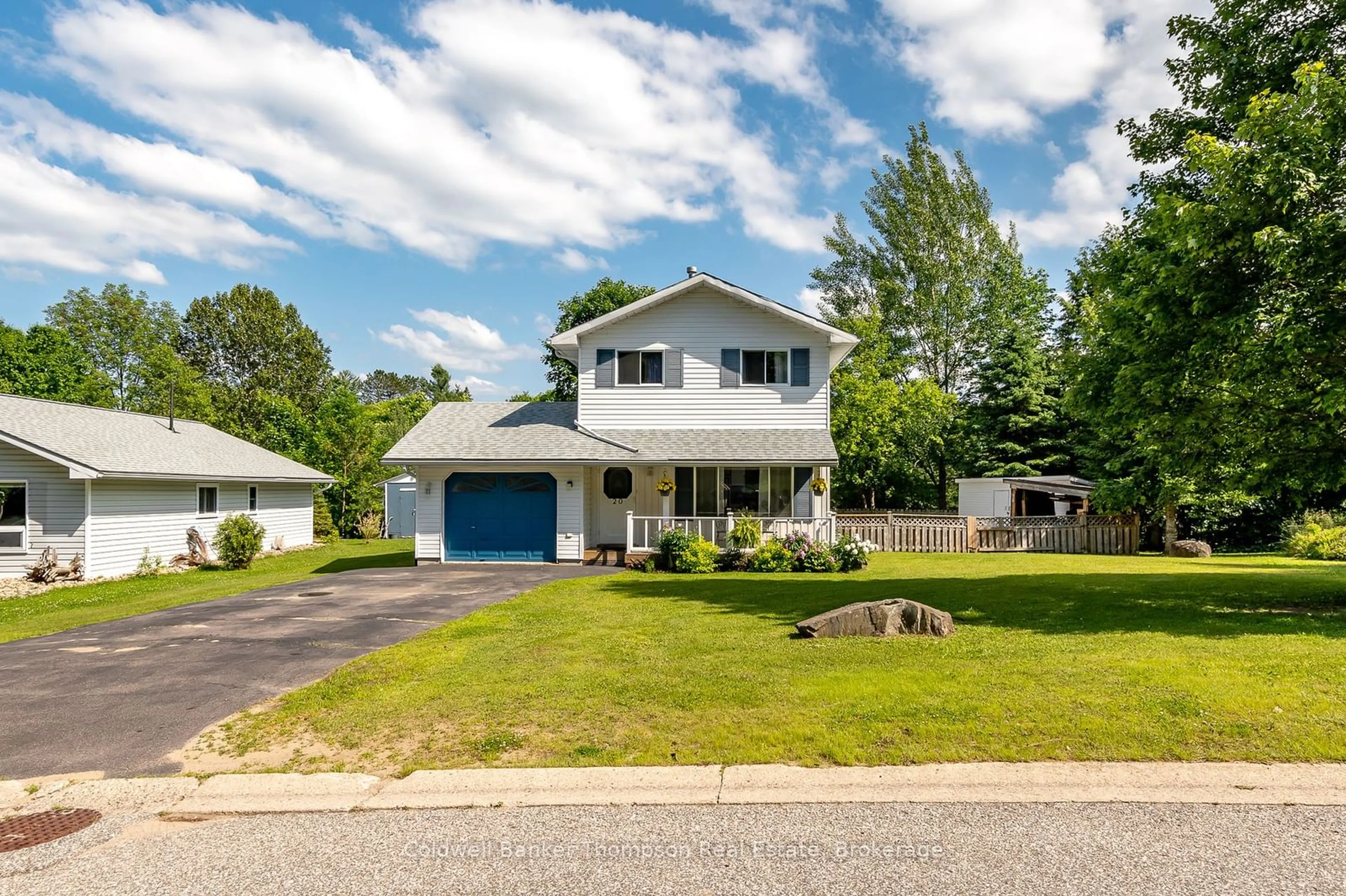 Home with vinyl exterior material, street for 20 Crestview Dr, Huntsville Ontario P1H 1S7