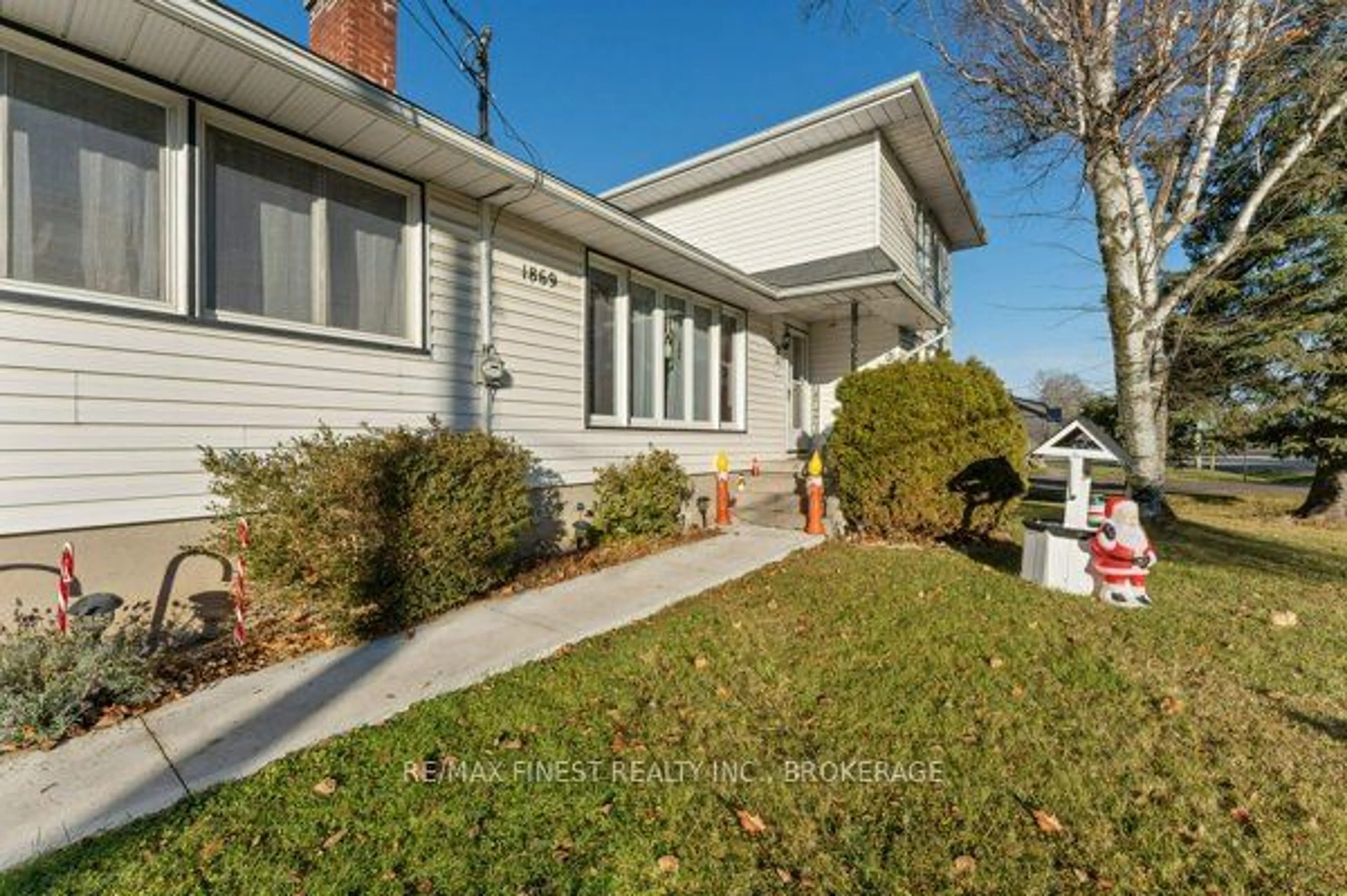 Home with vinyl exterior material, street for 1869 Sydenham Rd, Kingston Ontario K7L 4V4