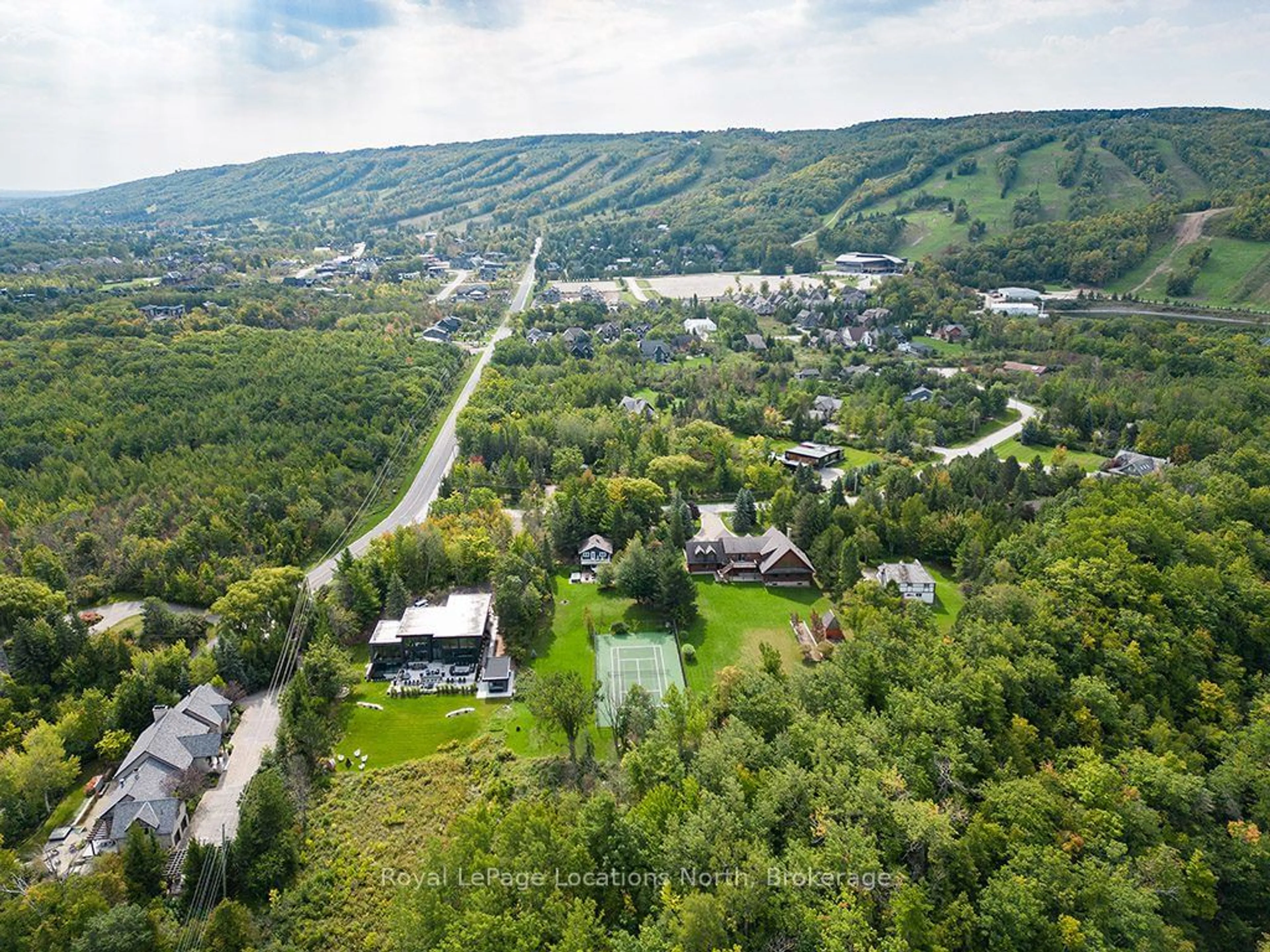 A pic from outside/outdoor area/front of a property/back of a property/a pic from drone, mountain view for 107 Margaret Dr, Blue Mountains Ontario L9Y 0T5