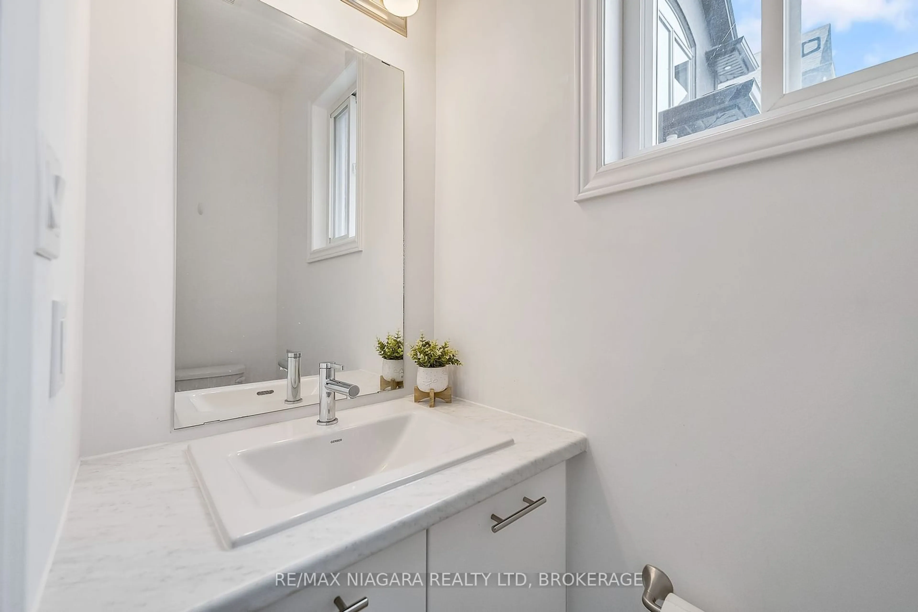 Standard bathroom, ceramic/tile floor for 7864 Seabiscuit Dr, Niagara Falls Ontario L2H 3T9