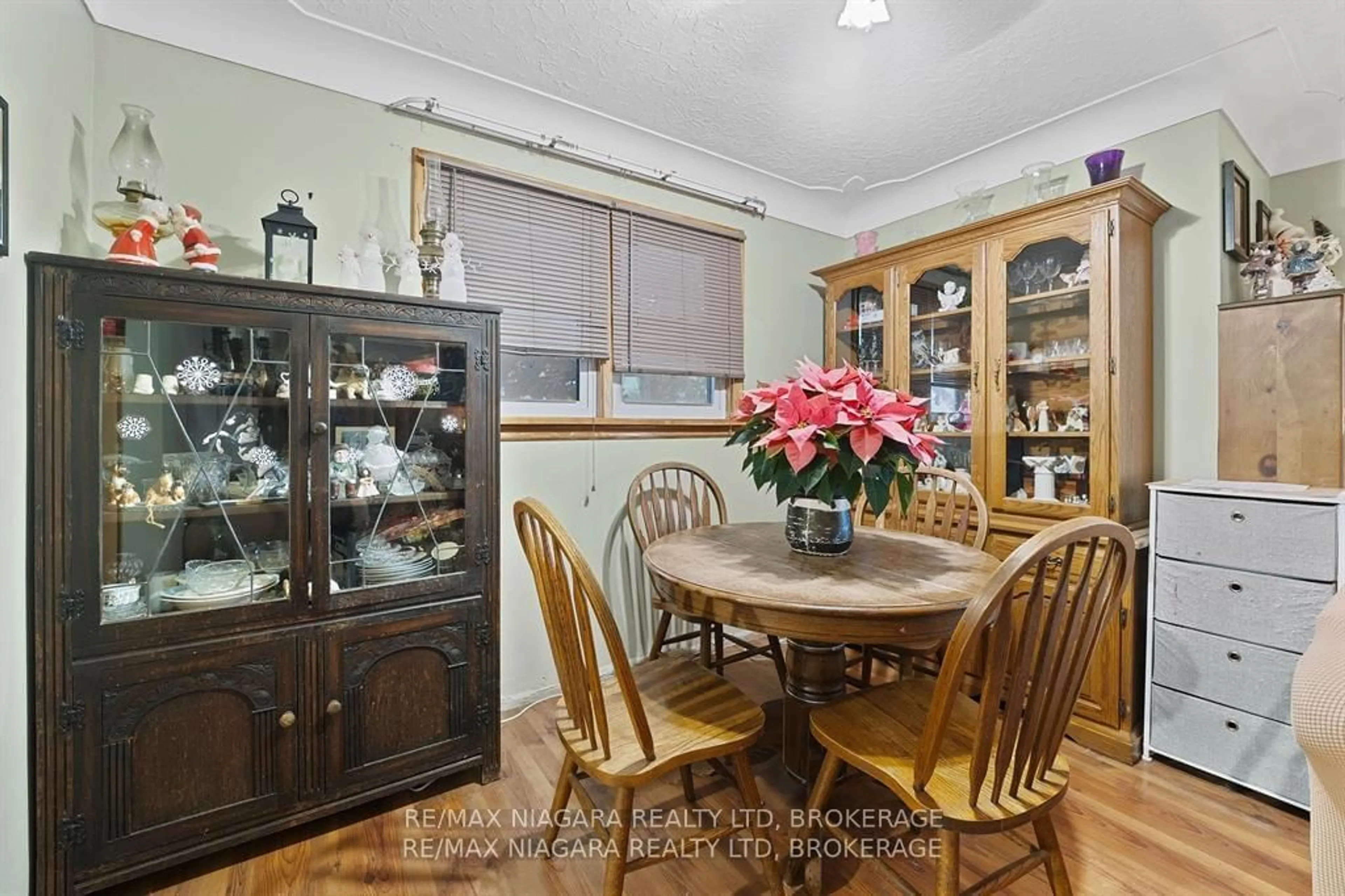 Dining room, wood/laminate floor for 172 Queen St, Port Colborne Ontario L3K 5J1