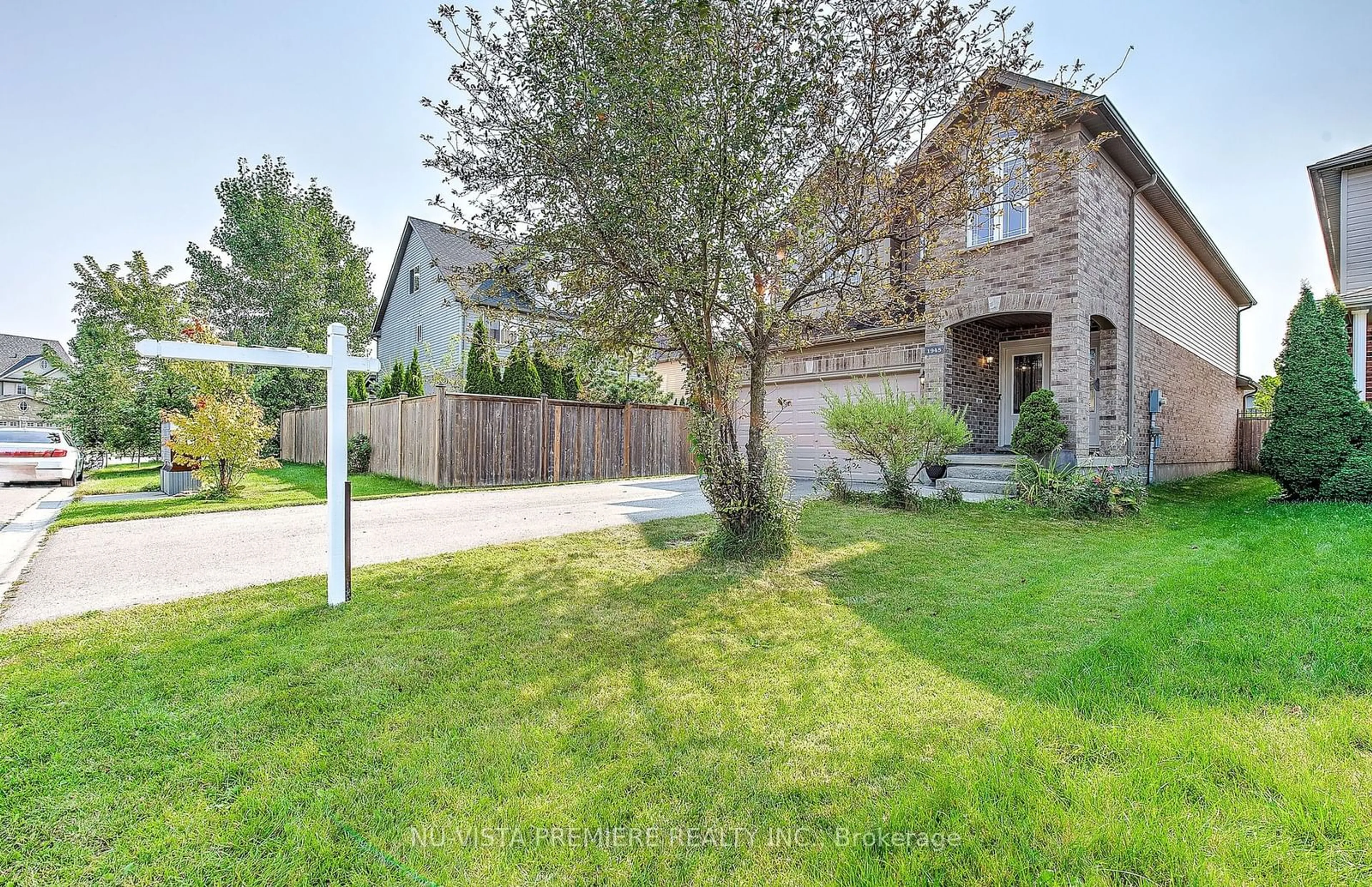 A pic from outside/outdoor area/front of a property/back of a property/a pic from drone, street for 1945 Foxwood Ave, London Ontario N6G 0C5