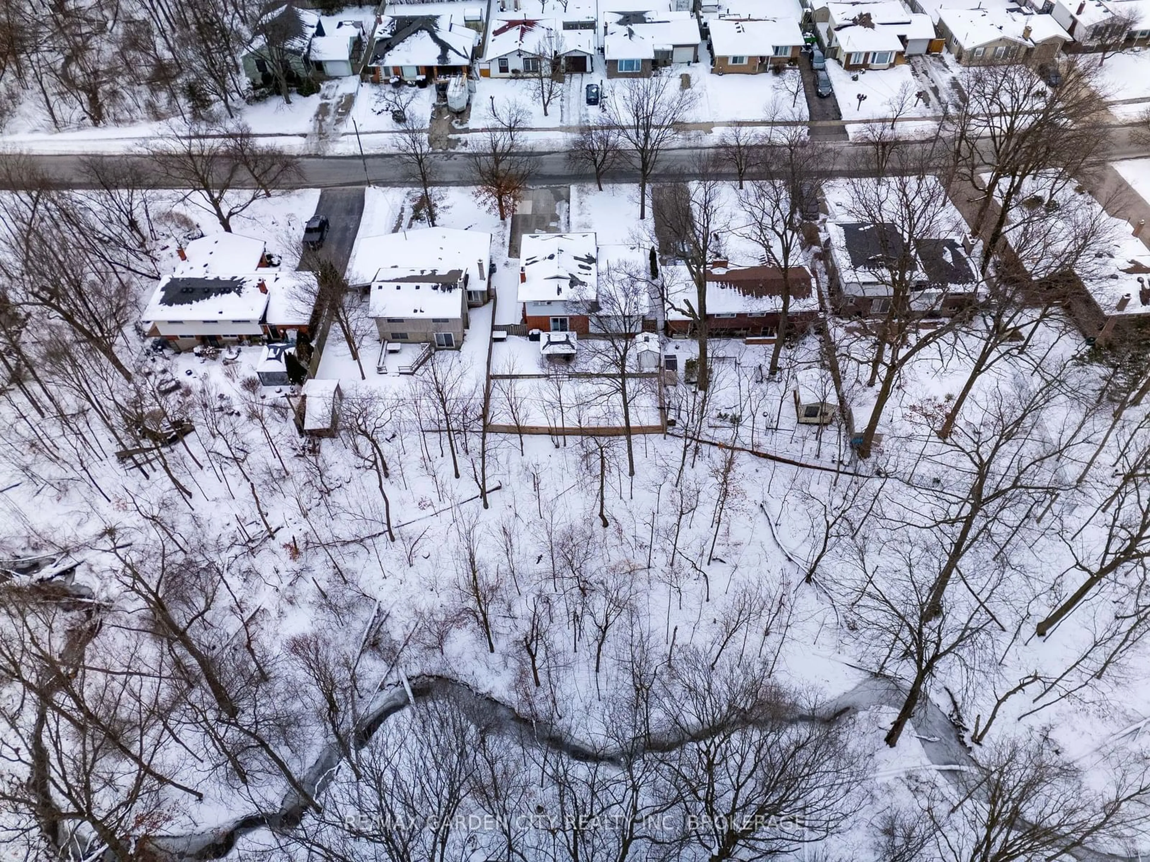 A pic from outside/outdoor area/front of a property/back of a property/a pic from drone, street for 75 Dunvegan Rd, St. Catharines Ontario L2P 1H9