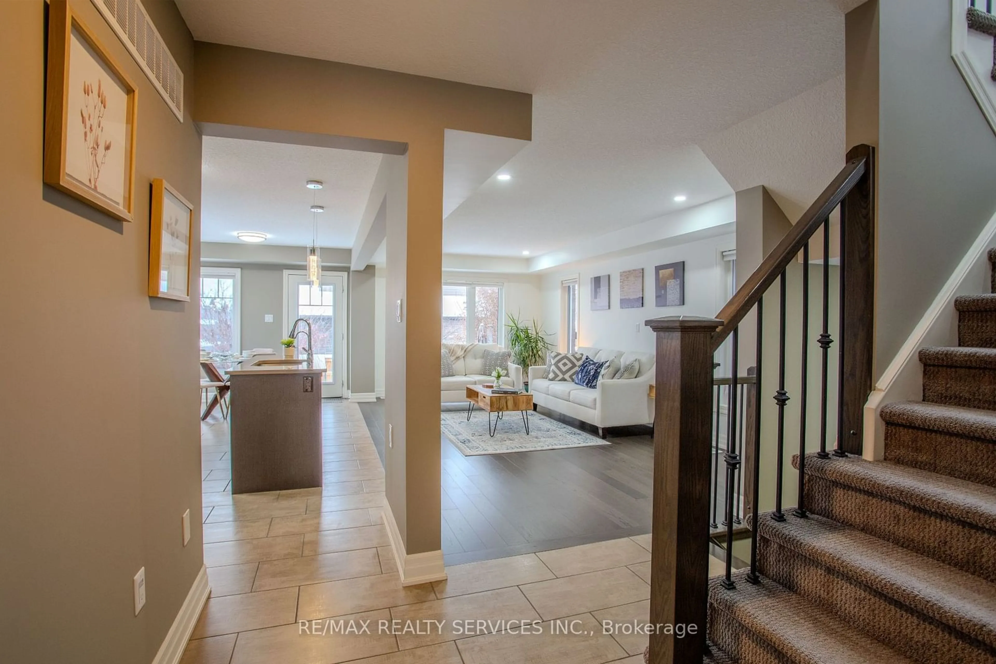 Indoor entryway for 225 Goodwin Dr, Guelph Ontario N1L 0K1