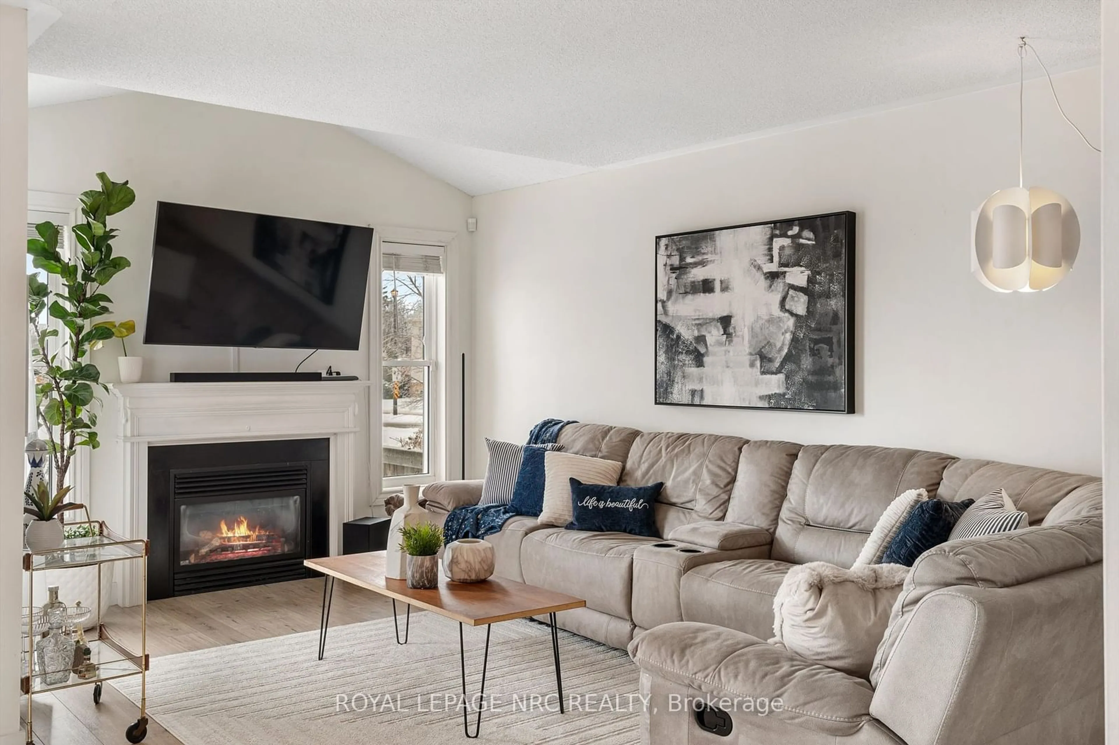 Living room with furniture, unknown for 6 Mackenzie King Ave, St. Catharines Ontario L2P 0A1