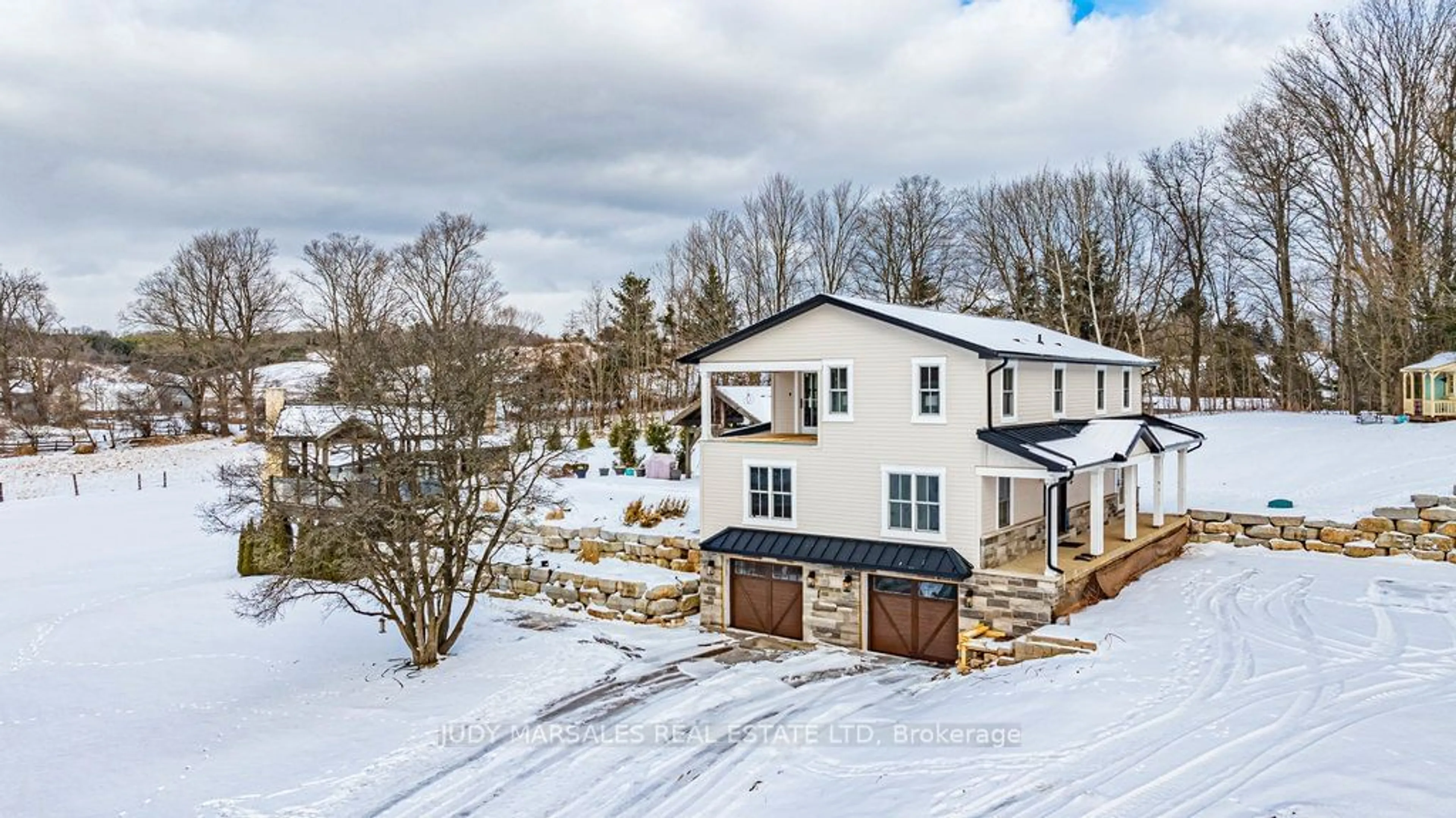 A pic from outside/outdoor area/front of a property/back of a property/a pic from drone, unknown for 895 Jerseyville Rd, Hamilton Ontario L0R 1R0