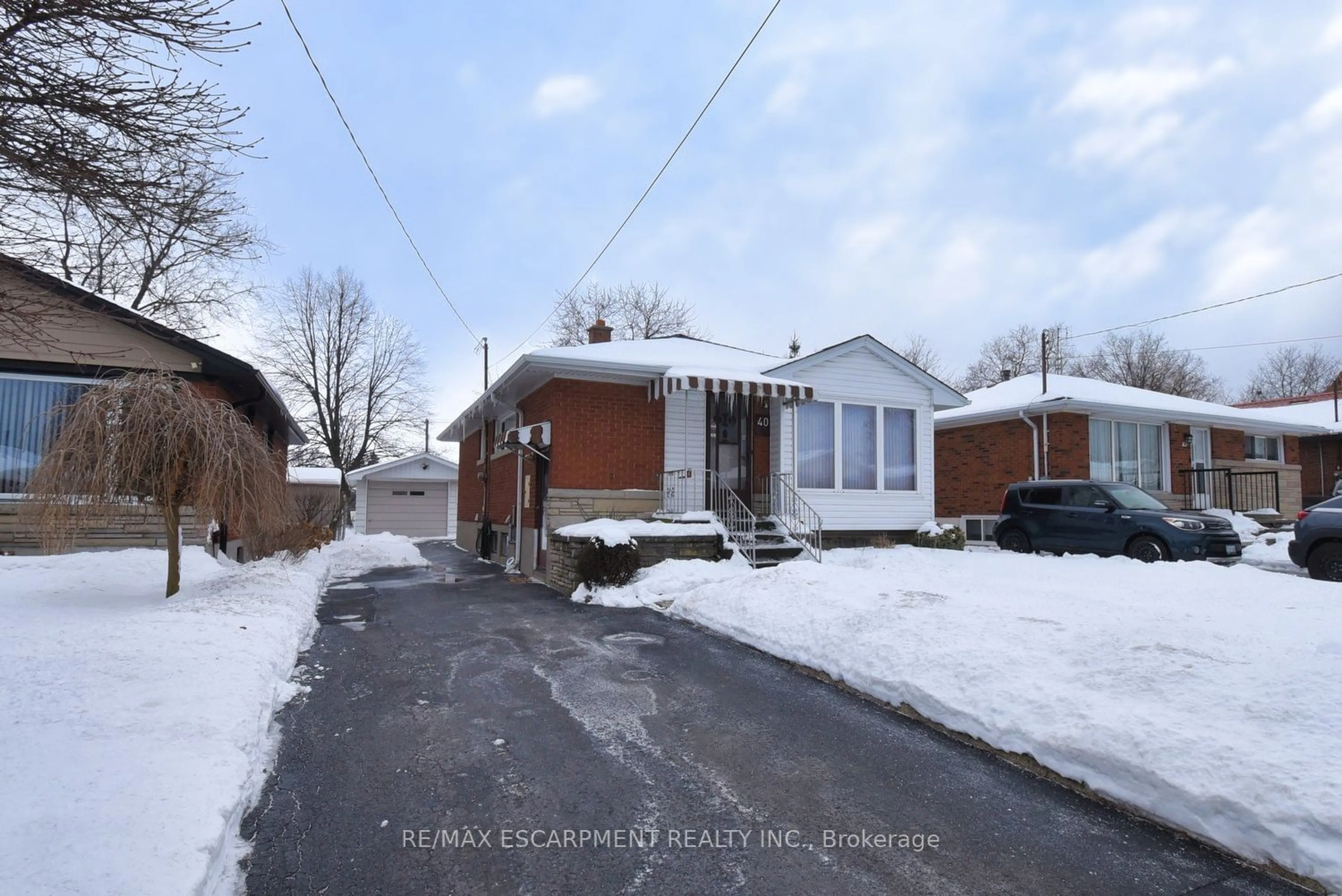 A pic from outside/outdoor area/front of a property/back of a property/a pic from drone, street for 40 SEELEY Ave, Hamilton Ontario L8V 2G8