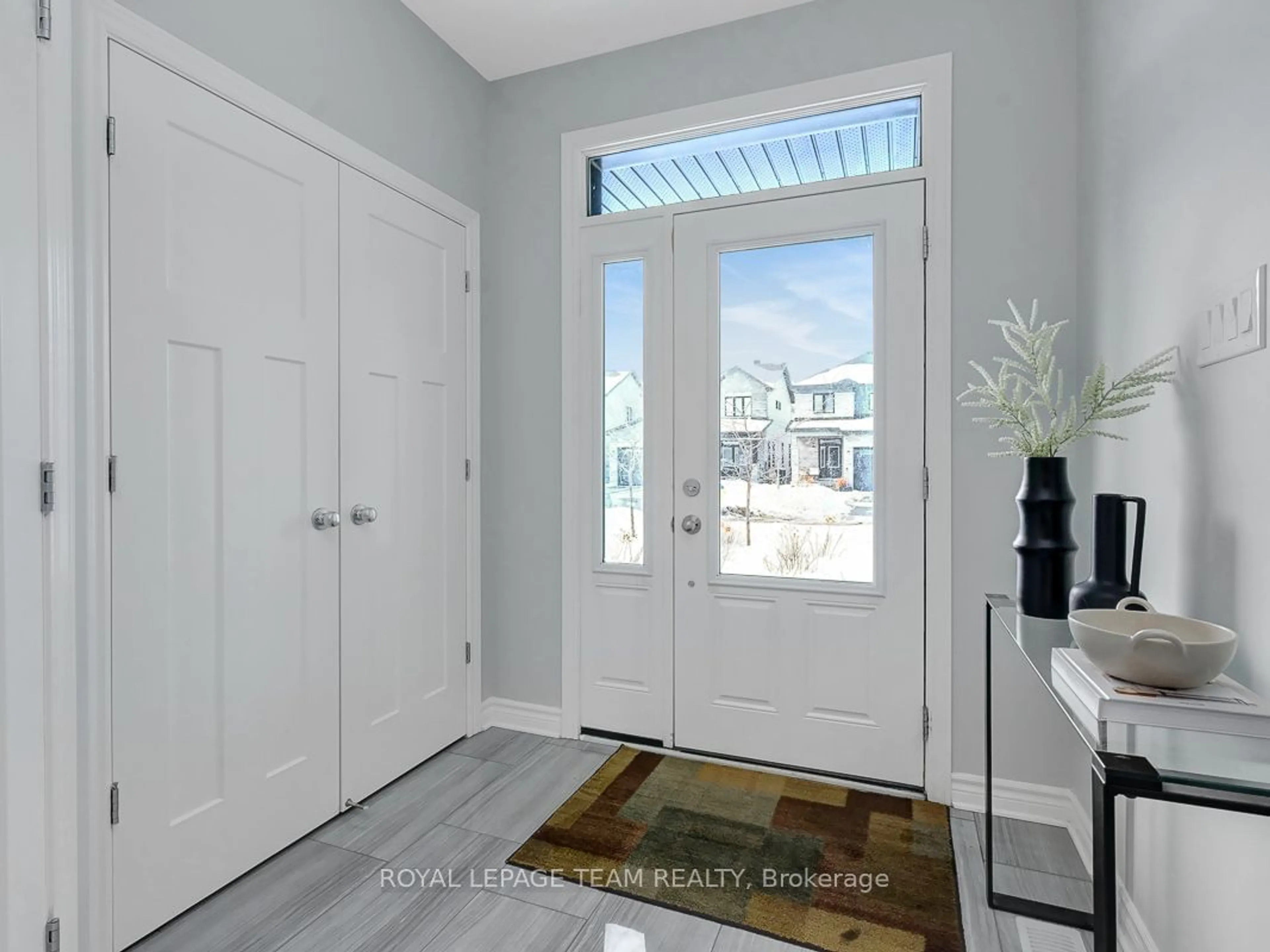 Indoor entryway for 656 PARADE Dr, Stittsville - Munster - Richmond Ontario K2S 0Y9