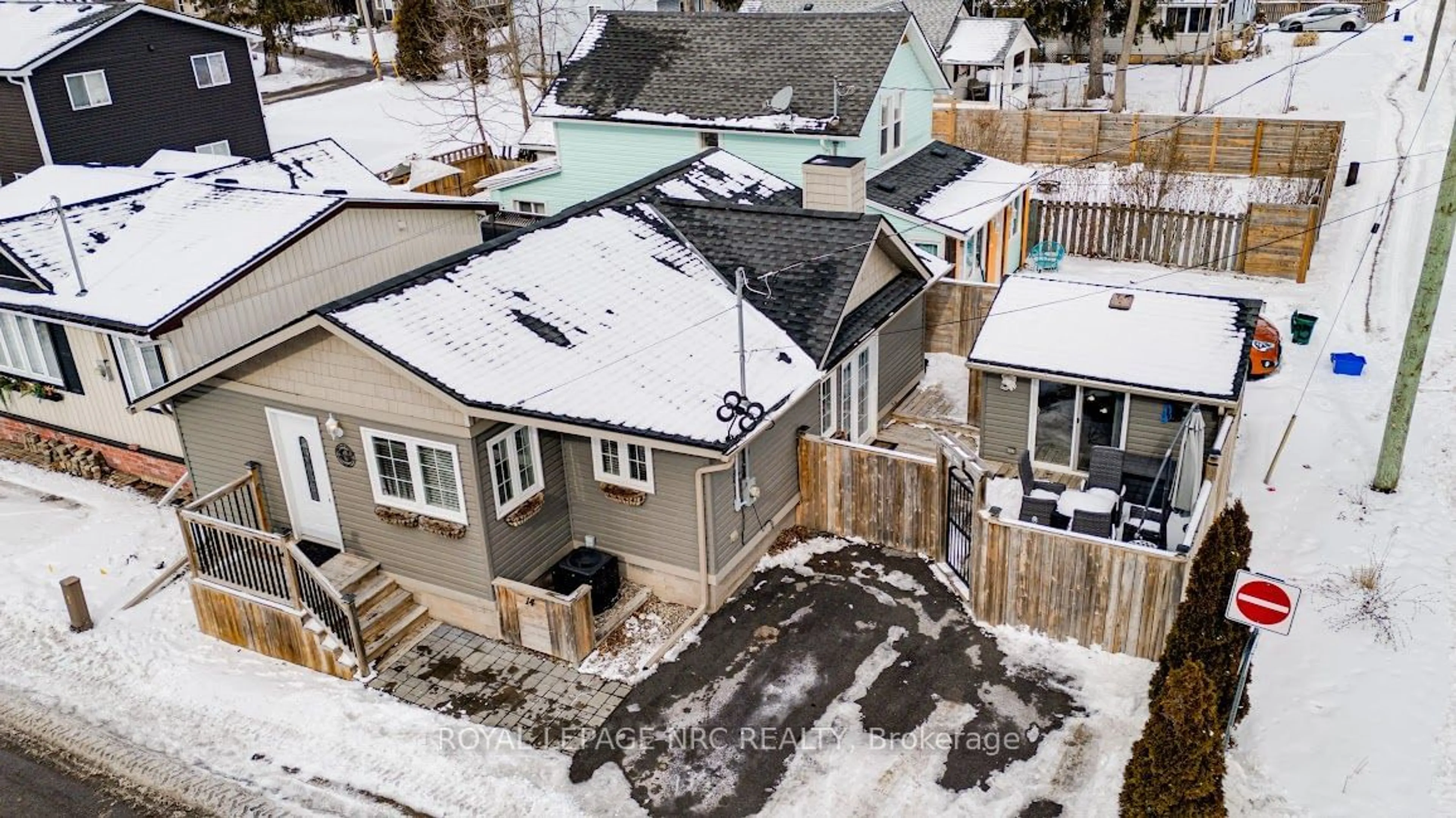 A pic from outside/outdoor area/front of a property/back of a property/a pic from drone, street for 14 Shannon Rd, Fort Erie Ontario L0S 1B0