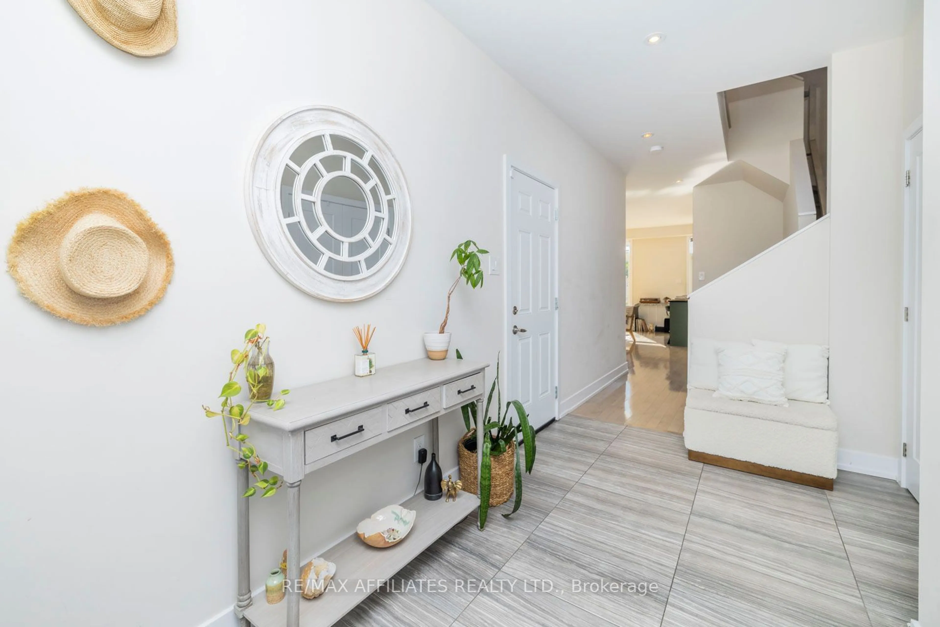 Indoor entryway for 1306 Avenue P Ave, Alta Vista and Area Ontario K1G 0B3