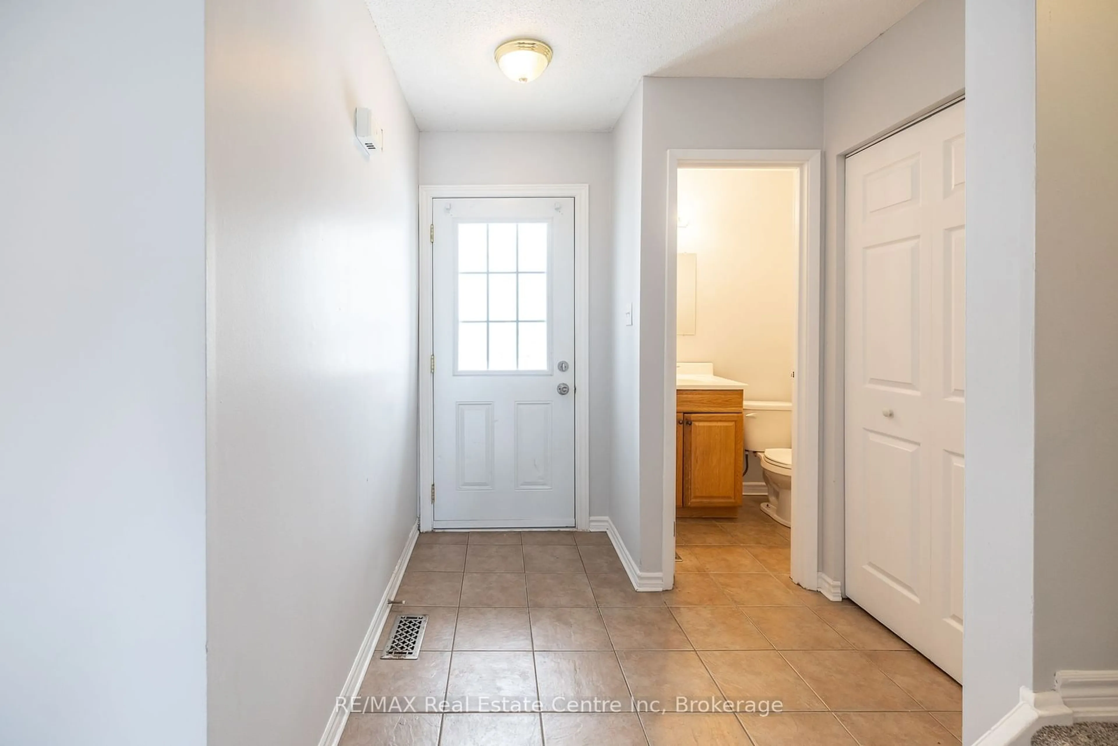 Indoor entryway for 31 Greengate Rd #207, Guelph Ontario N1H 6R3