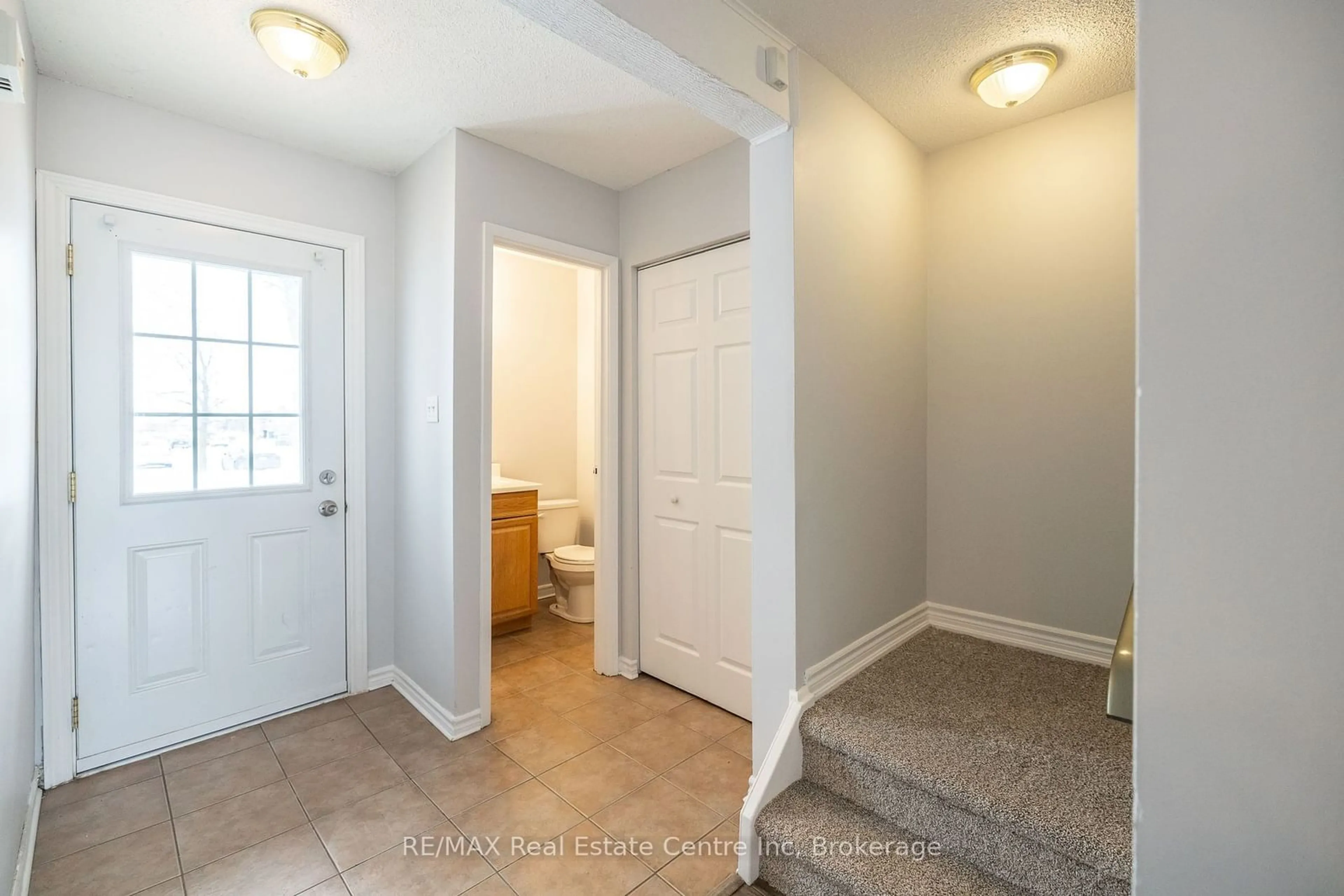 Indoor entryway for 31 Greengate Rd #207, Guelph Ontario N1H 6R3