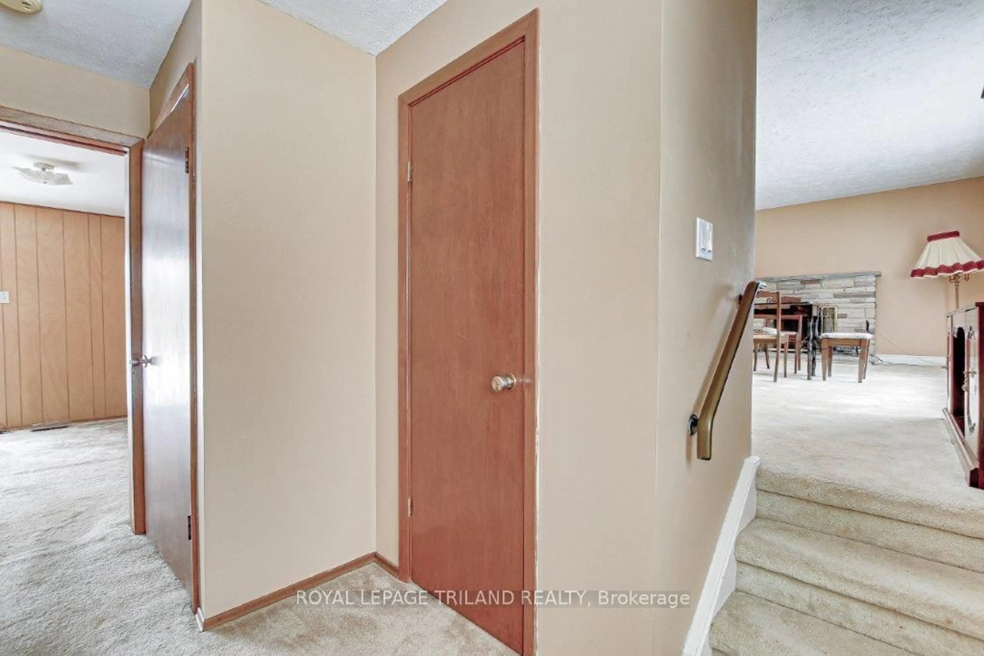 Indoor foyer for 628 Viscount Rd, London Ontario N6J 2Y2