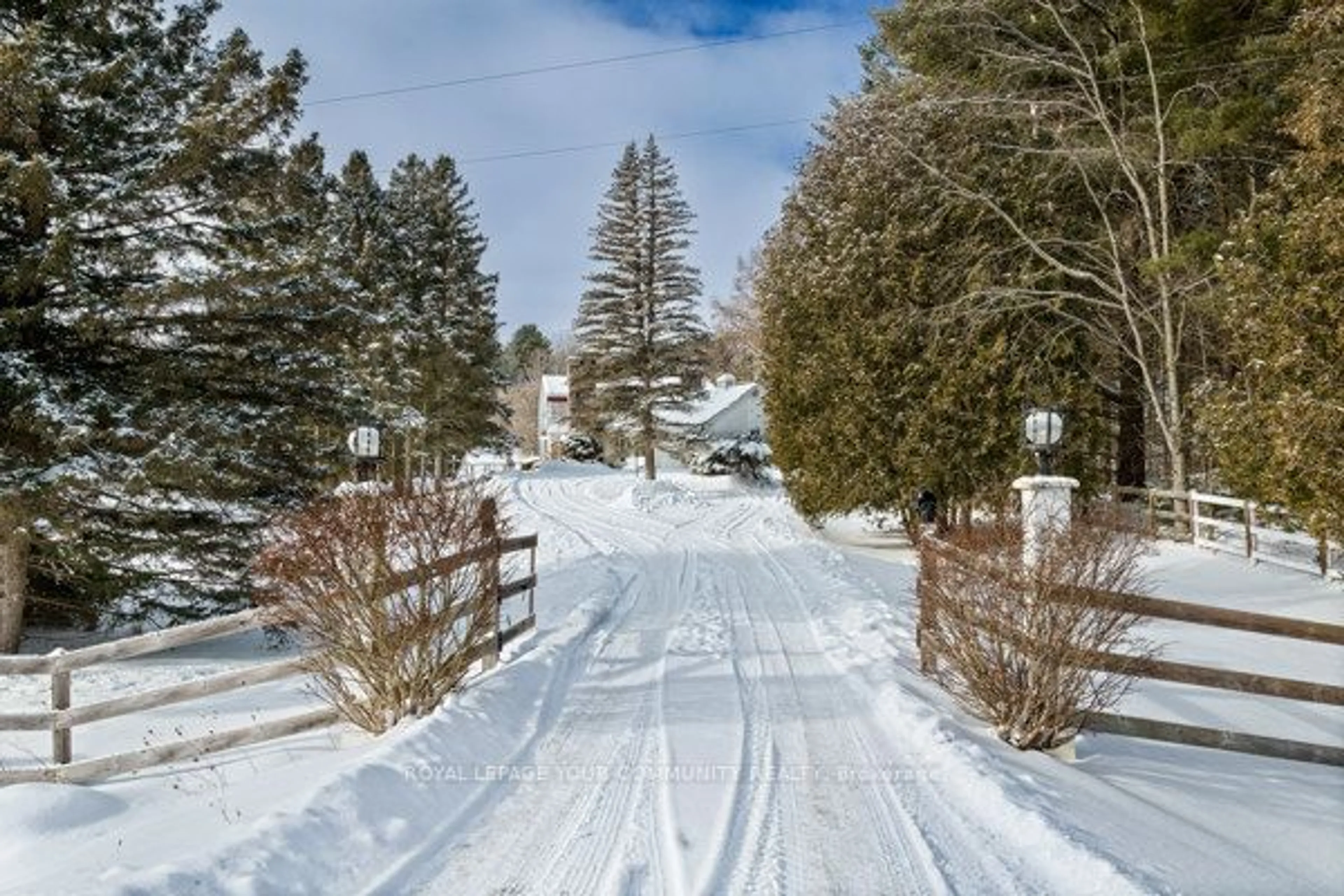 A pic from outside/outdoor area/front of a property/back of a property/a pic from drone, street for 934190 Airport Rd, Mono Ontario L9W 6C4