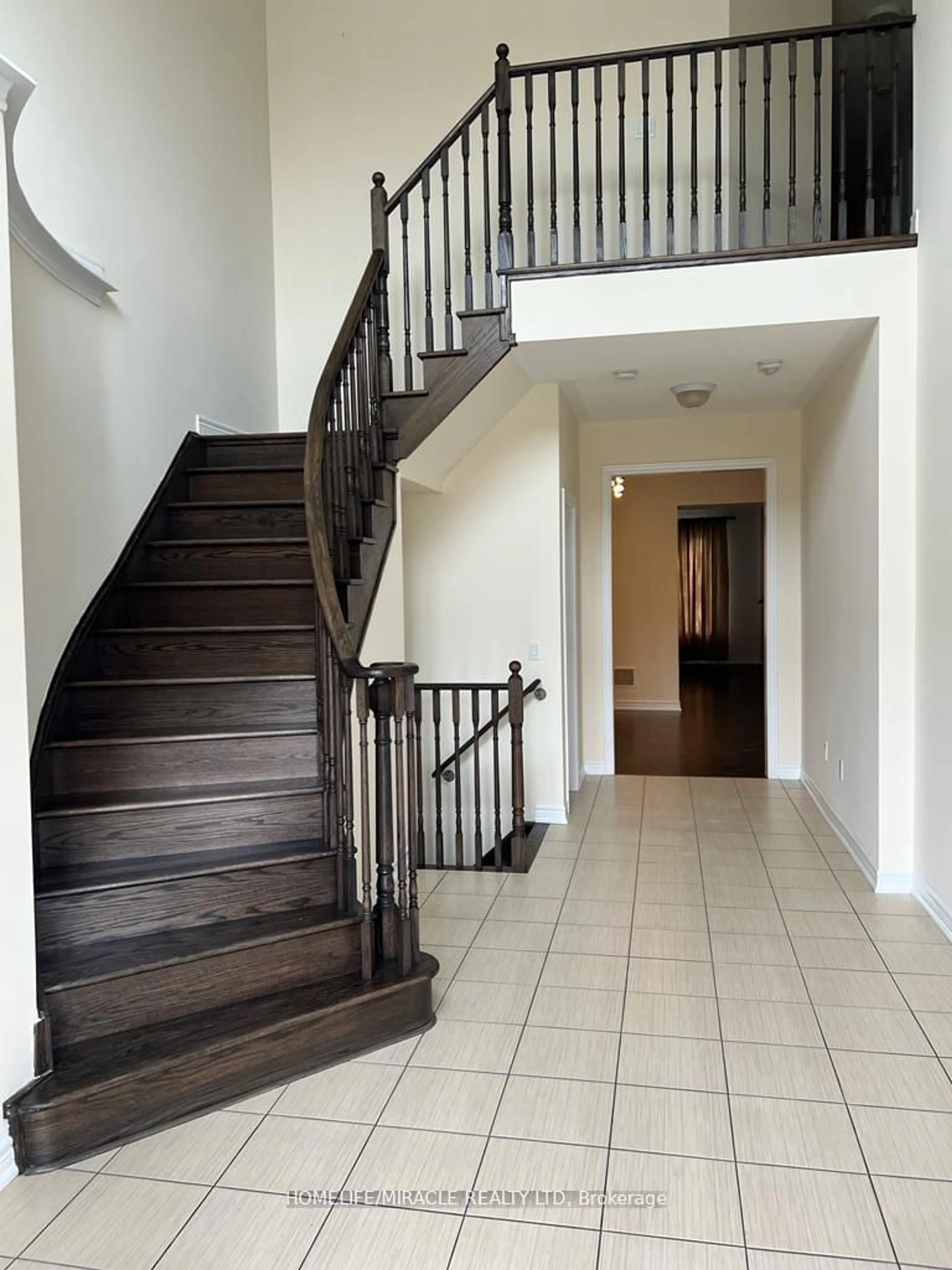 Indoor foyer for 260 Johnson Dr, Shelburne Ontario L9V 3V7