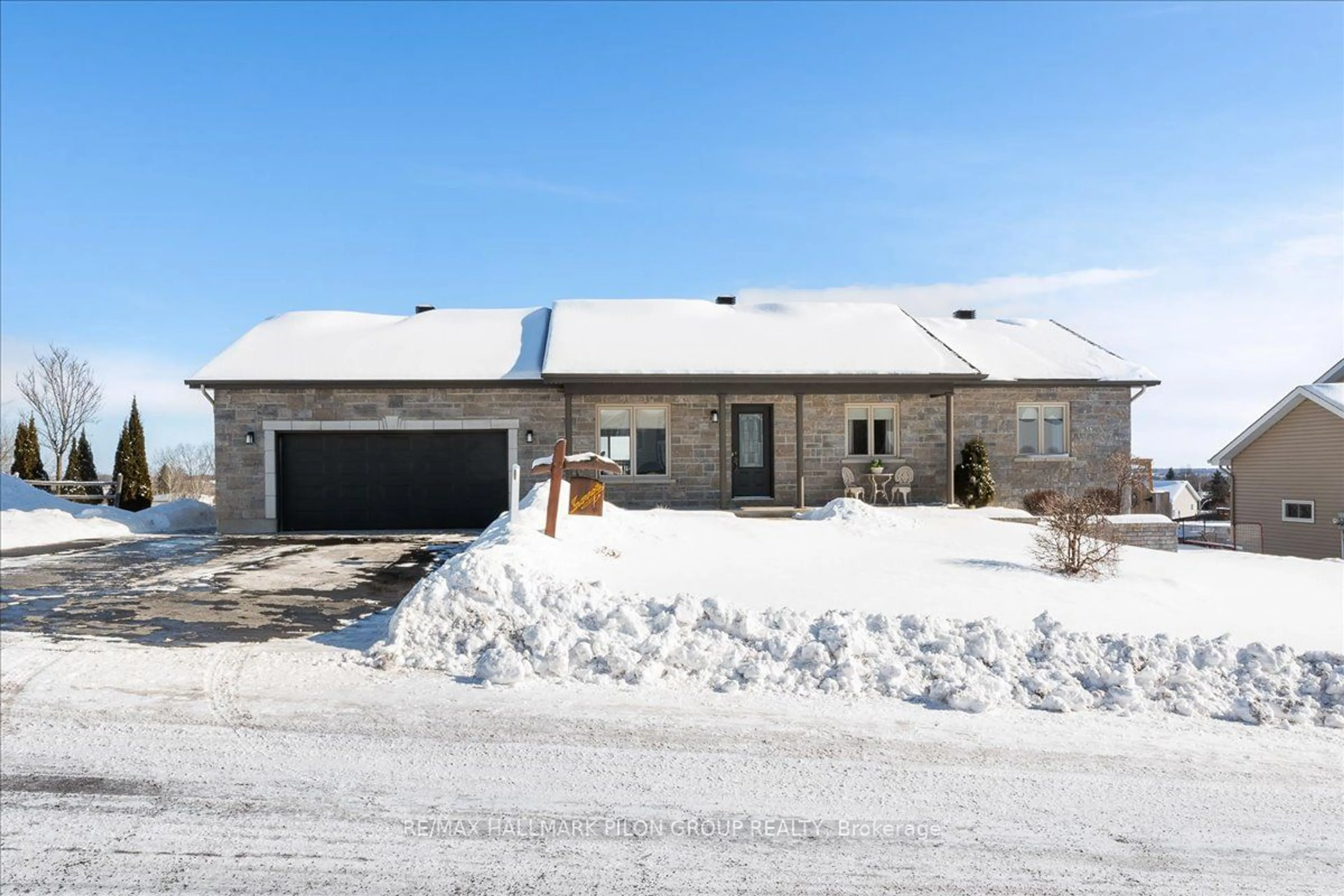 A pic from outside/outdoor area/front of a property/back of a property/a pic from drone, street for 1757 Celine St, Clarence-Rockland Ontario K0A 1N0