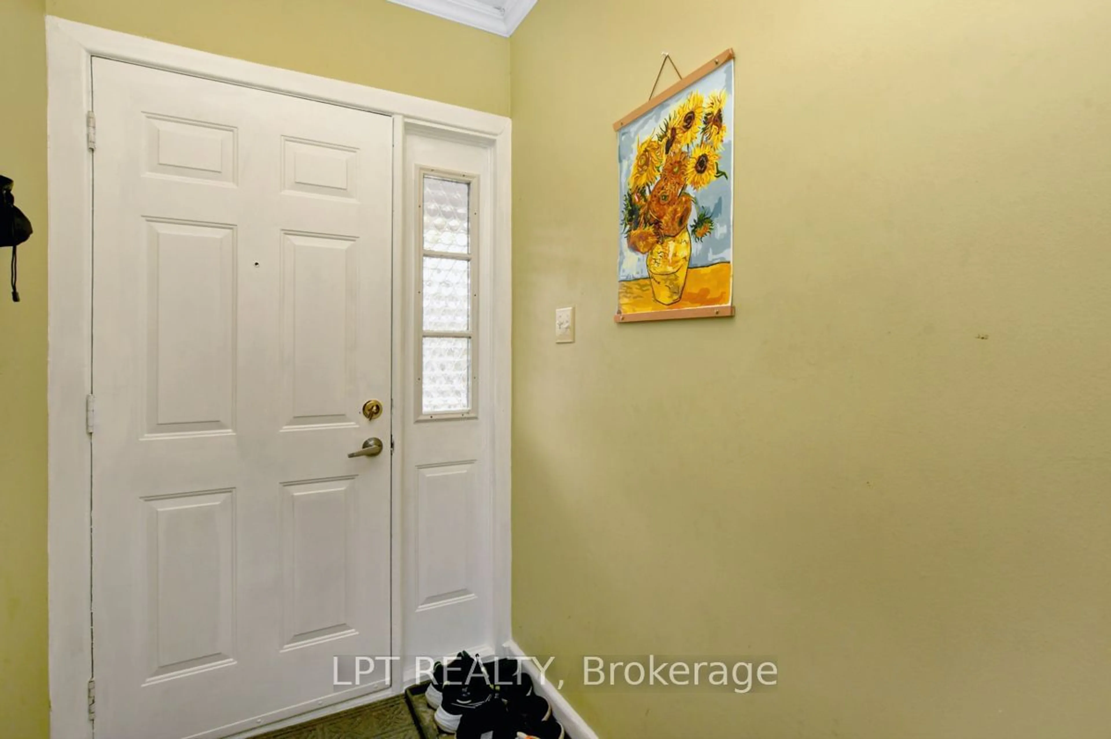 Indoor entryway for 261 Holmwood Ave, Glebe - Ottawa East and Area Ontario K1S 2P8