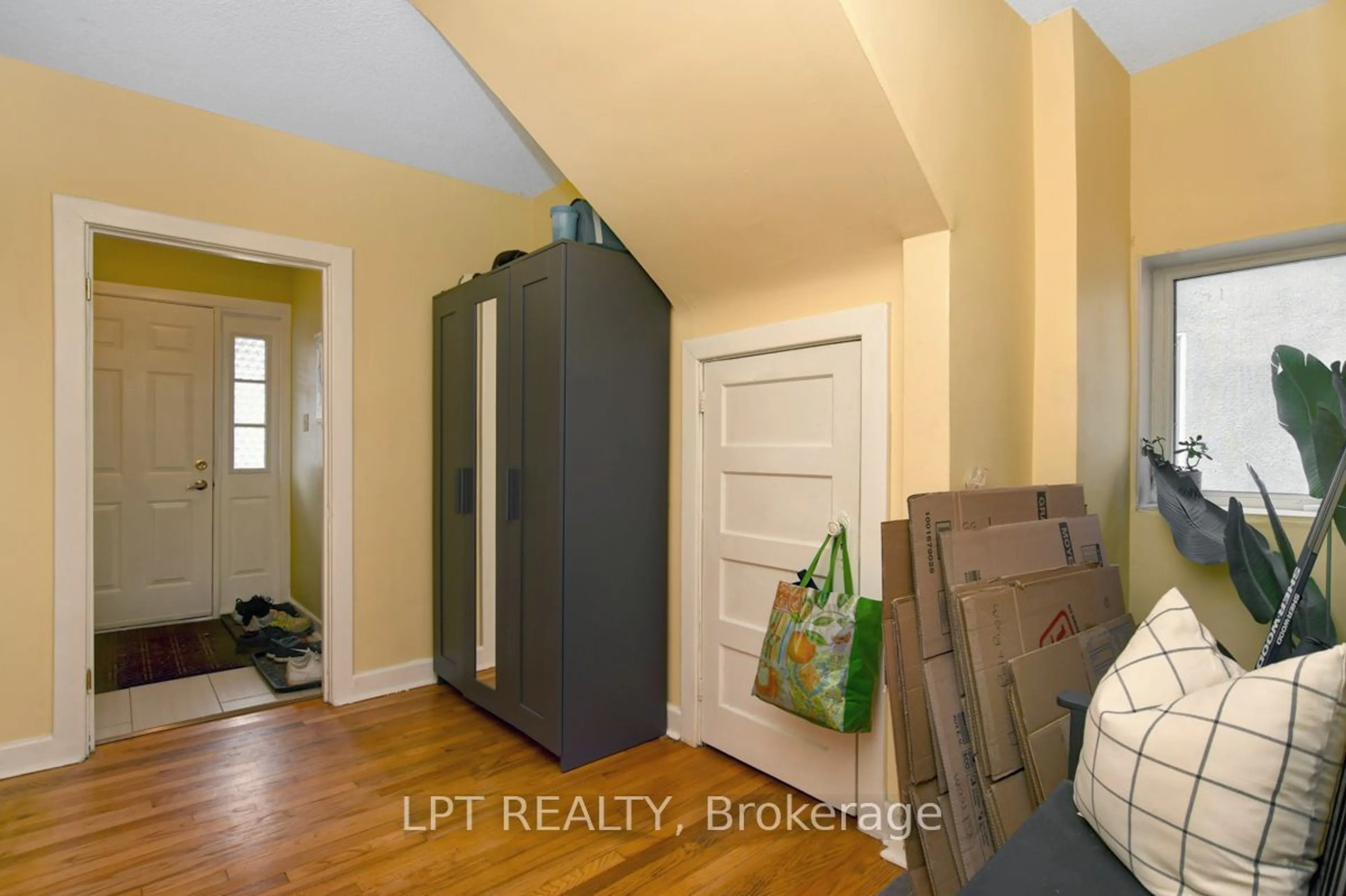 Indoor entryway for 261 Holmwood Ave, Glebe - Ottawa East and Area Ontario K1S 2P8