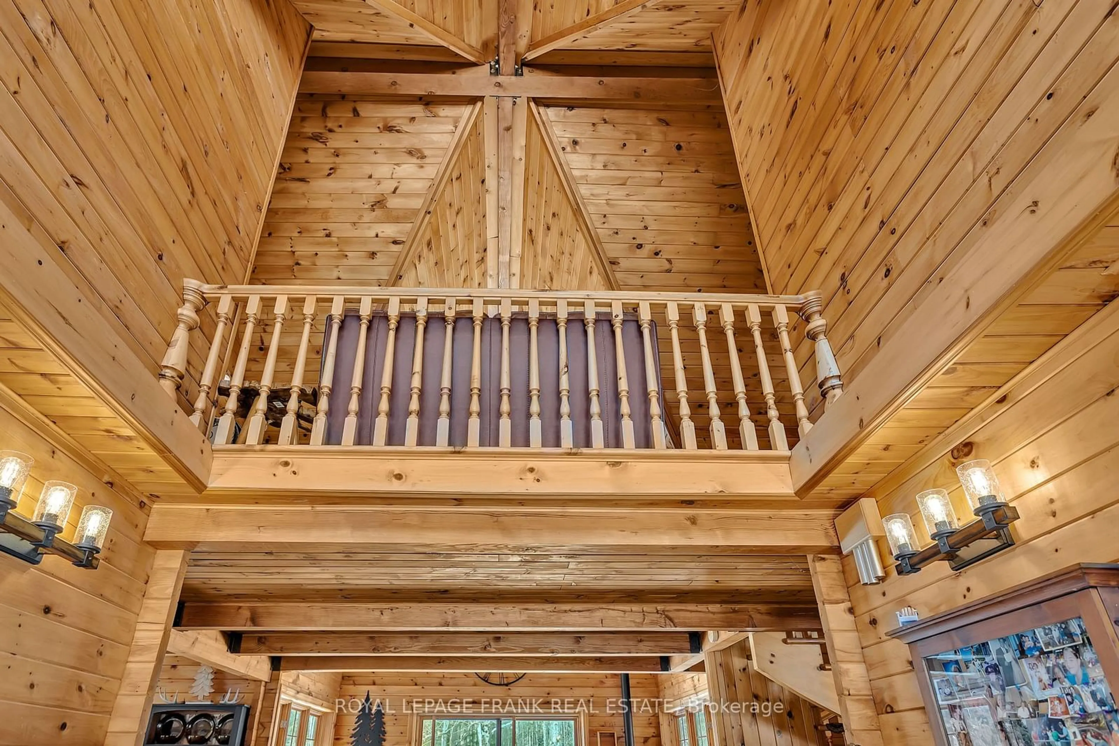 Indoor foyer for 3515 County Rd 121 Rd, Kawartha Lakes Ontario K0M 2A0