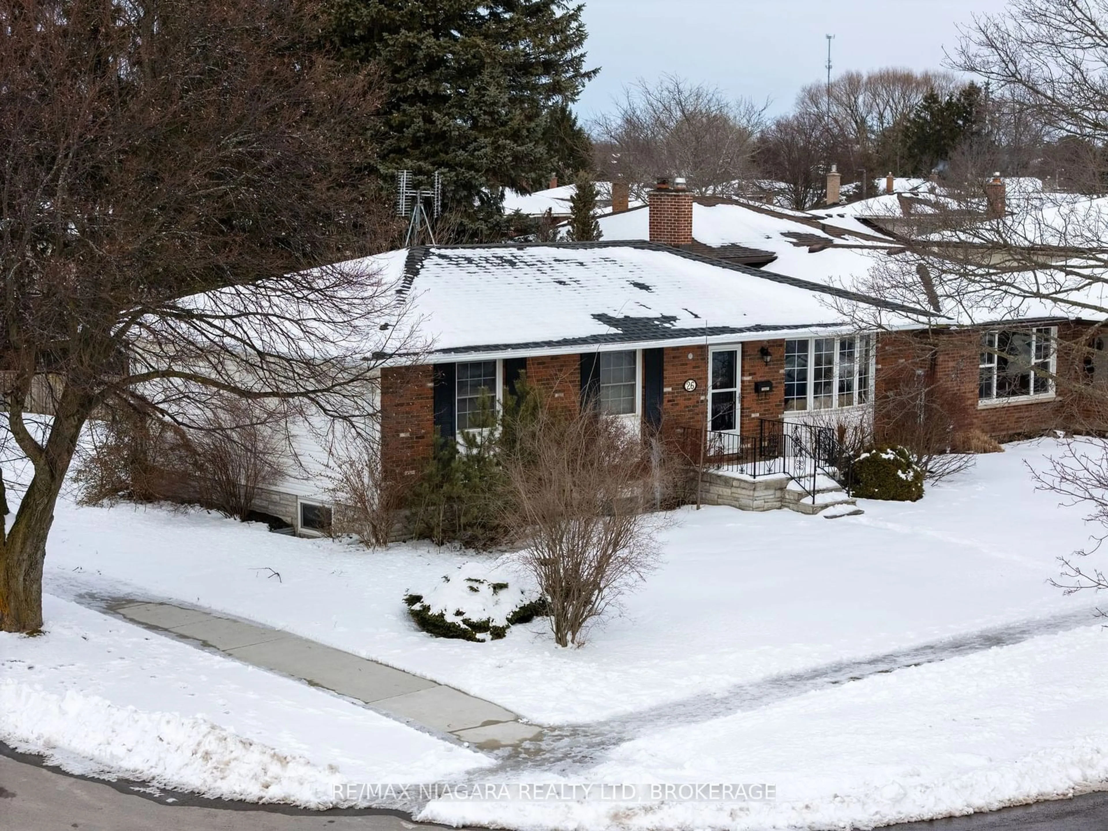 A pic from outside/outdoor area/front of a property/back of a property/a pic from drone, street for 26 Page Dr, Welland Ontario L3C 6E4