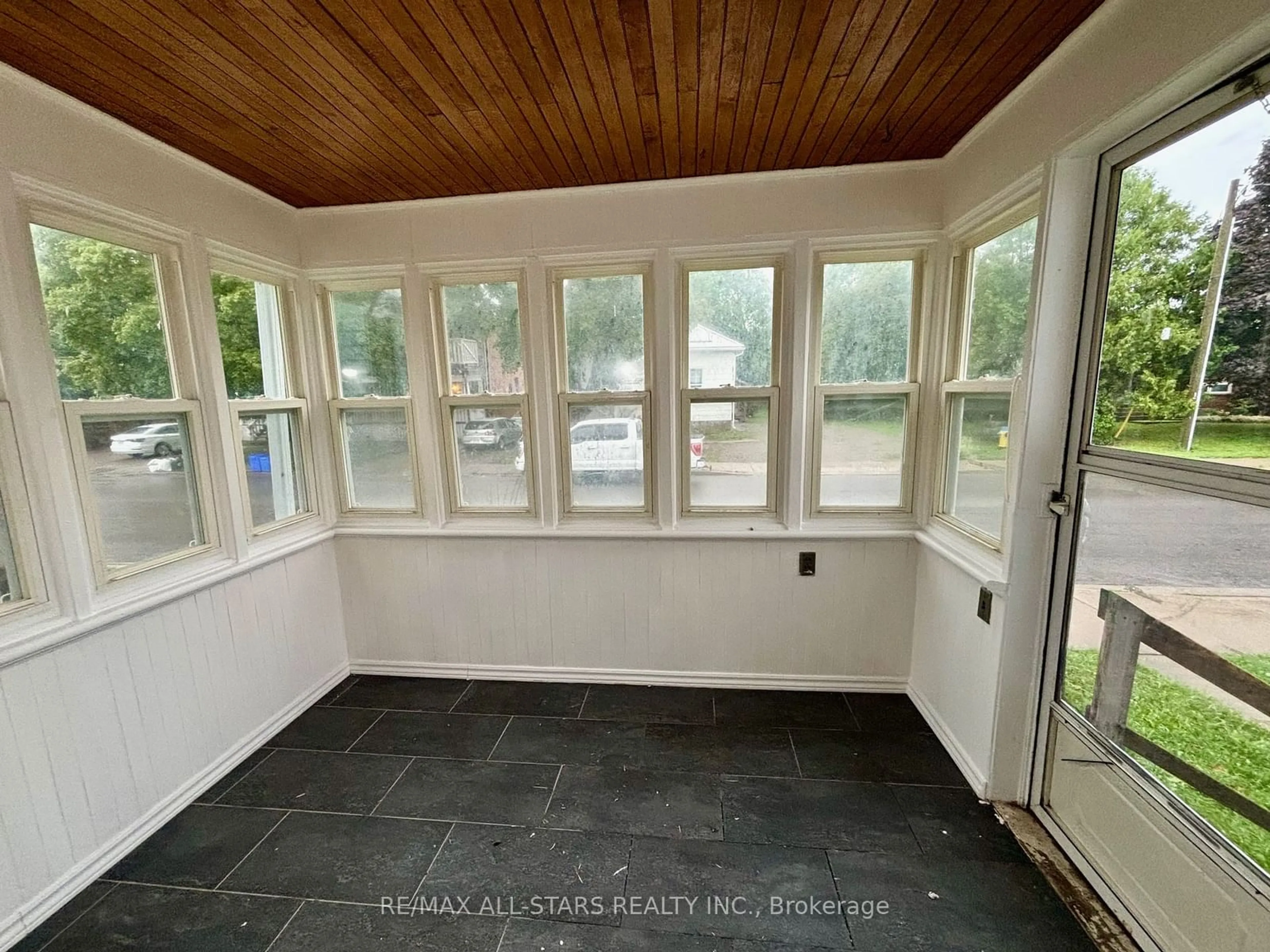 Indoor entryway for 81 Durham St, Kawartha Lakes Ontario K9V 2P8