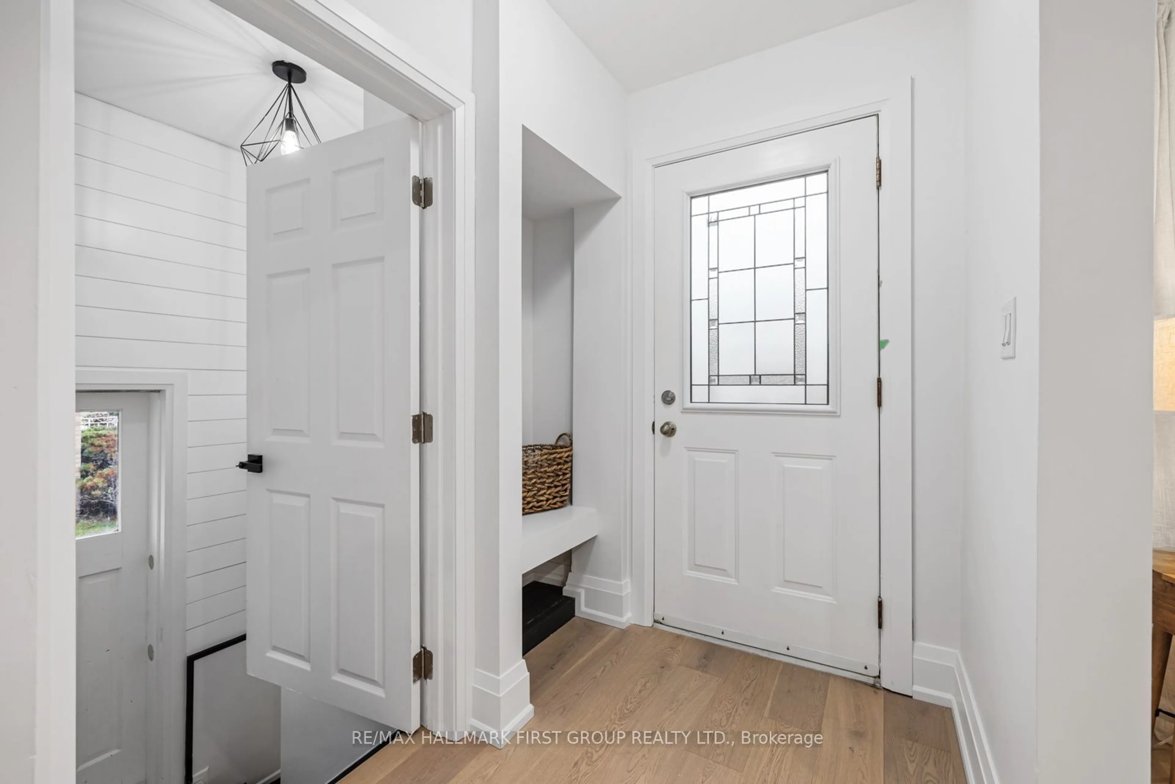 Indoor entryway for 138 Munroe St, Cobourg Ontario K9A 1C1