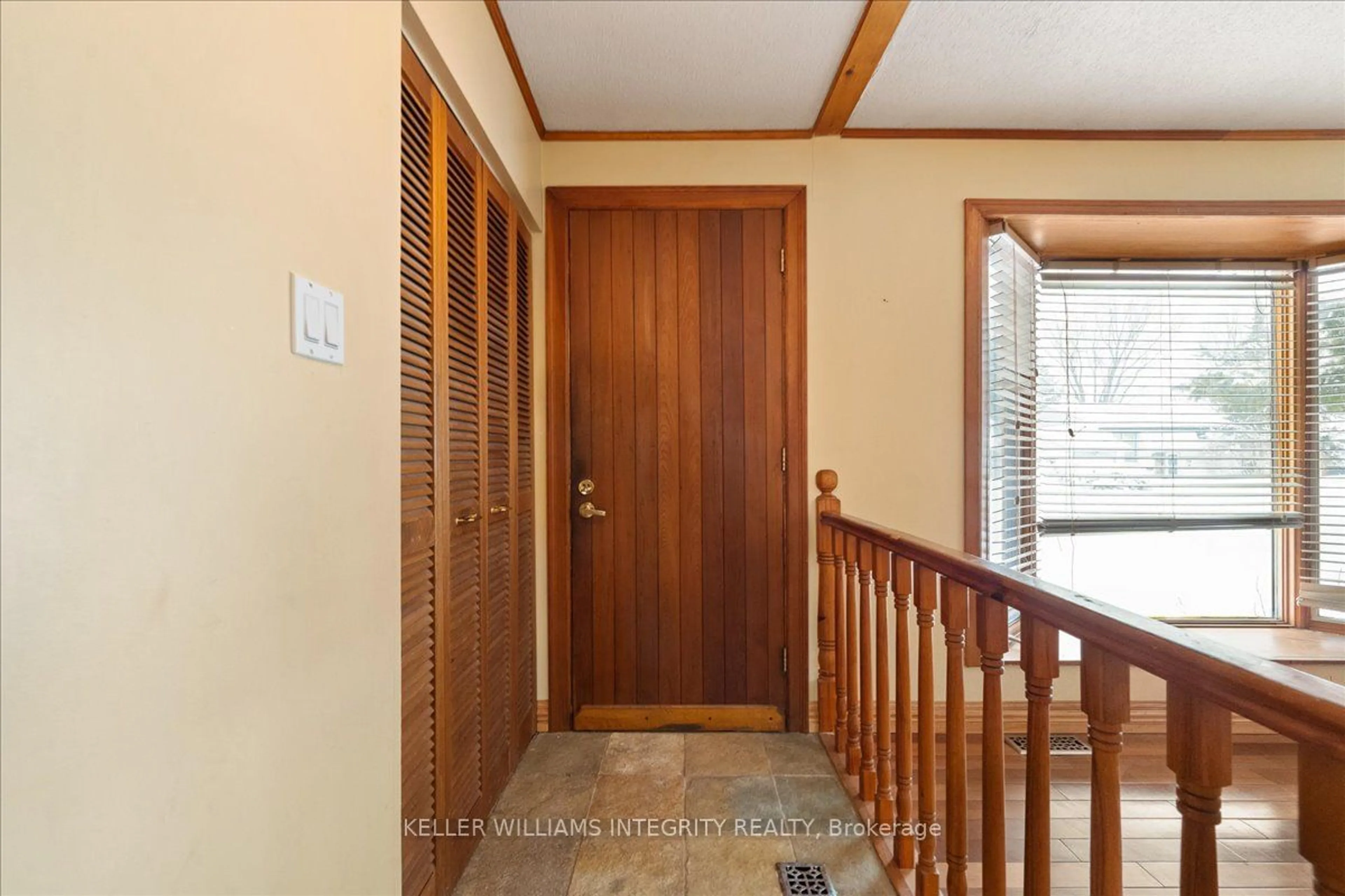 Indoor foyer for 1365 Matheson Rd, Cyrville - Carson Grove - Pineview Ontario K1J 8B5