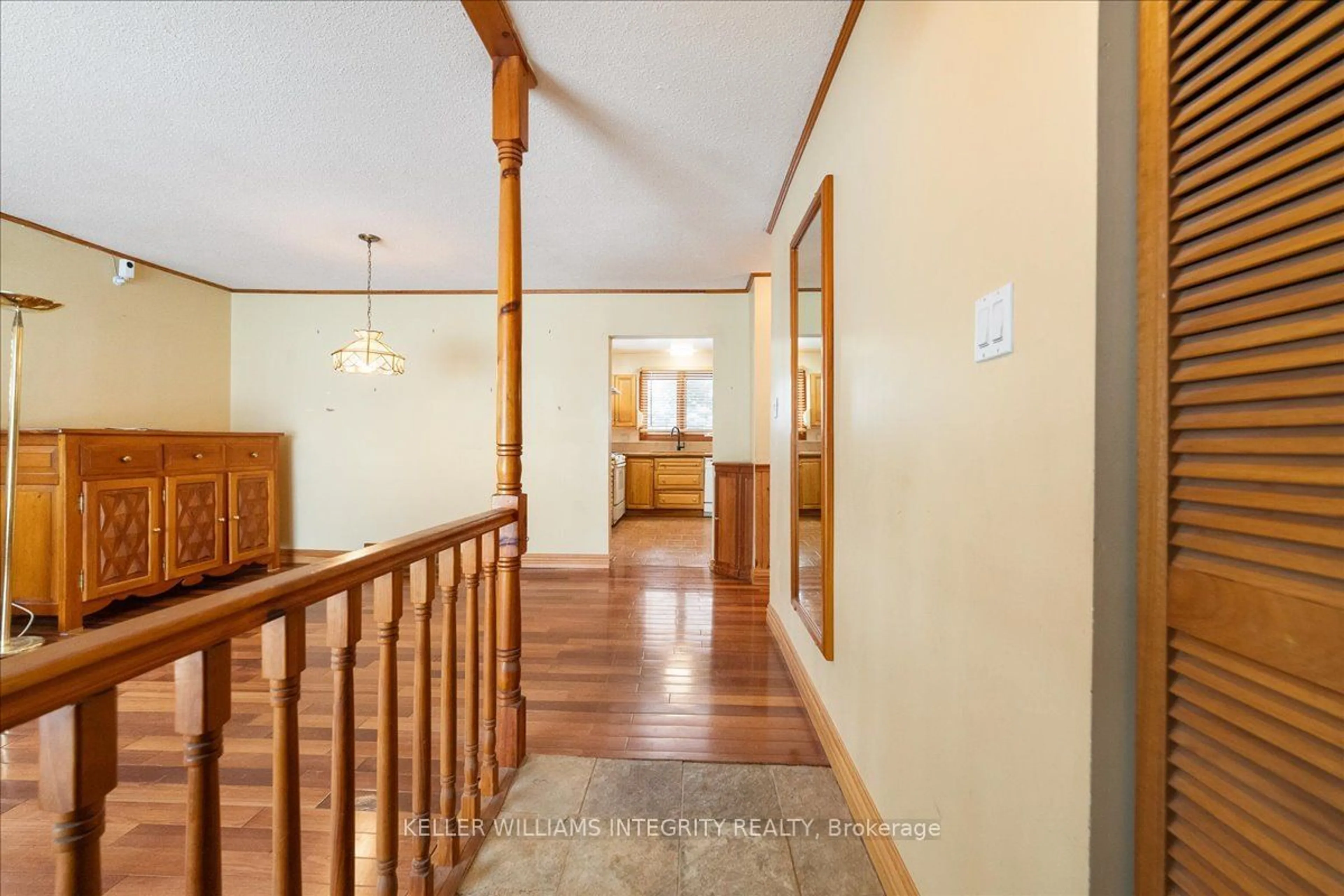 Indoor foyer for 1365 Matheson Rd, Cyrville - Carson Grove - Pineview Ontario K1J 8B5