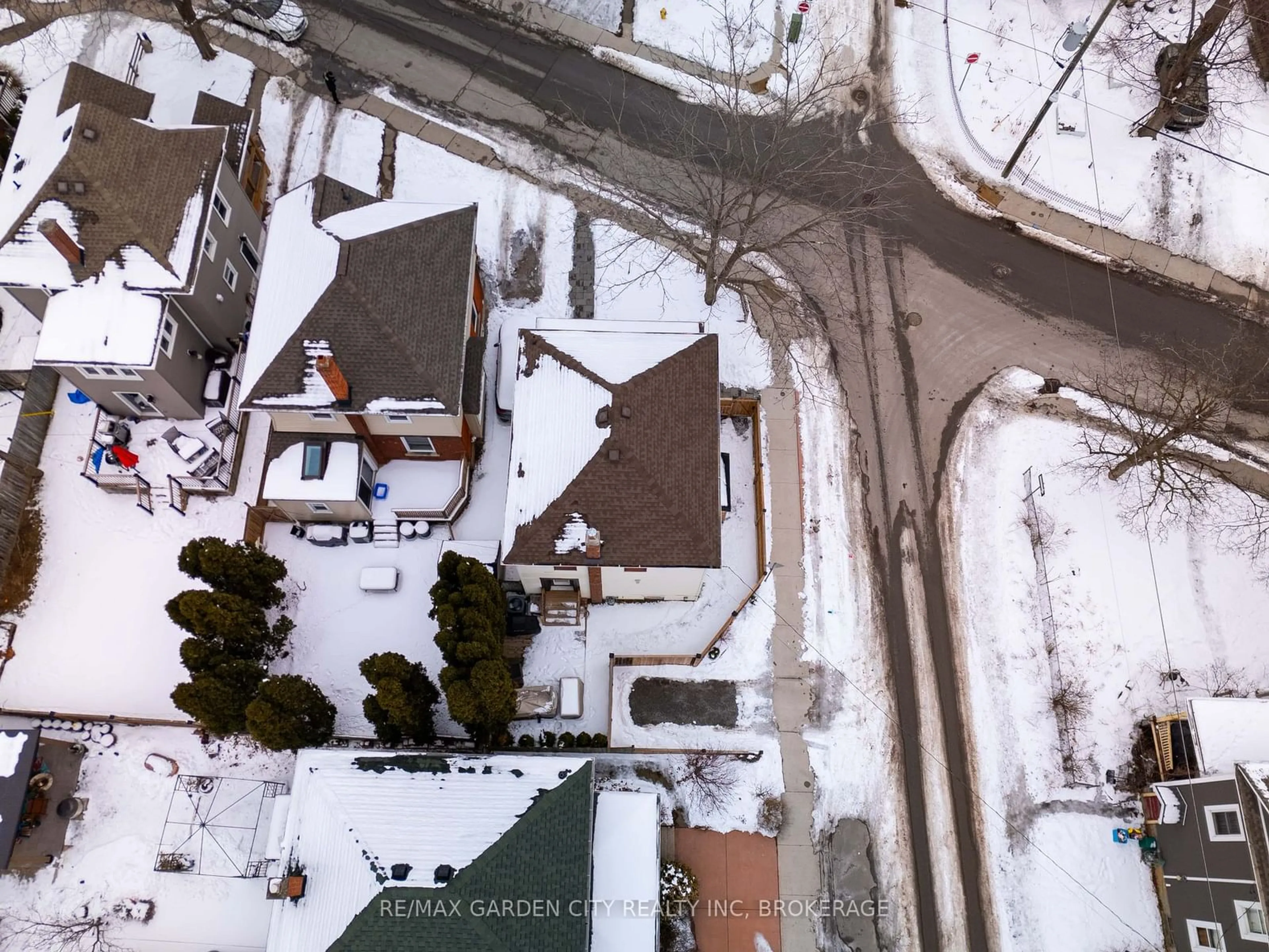 A pic from outside/outdoor area/front of a property/back of a property/a pic from drone, street for 75 York St, St. Catharines Ontario L2R 6C8