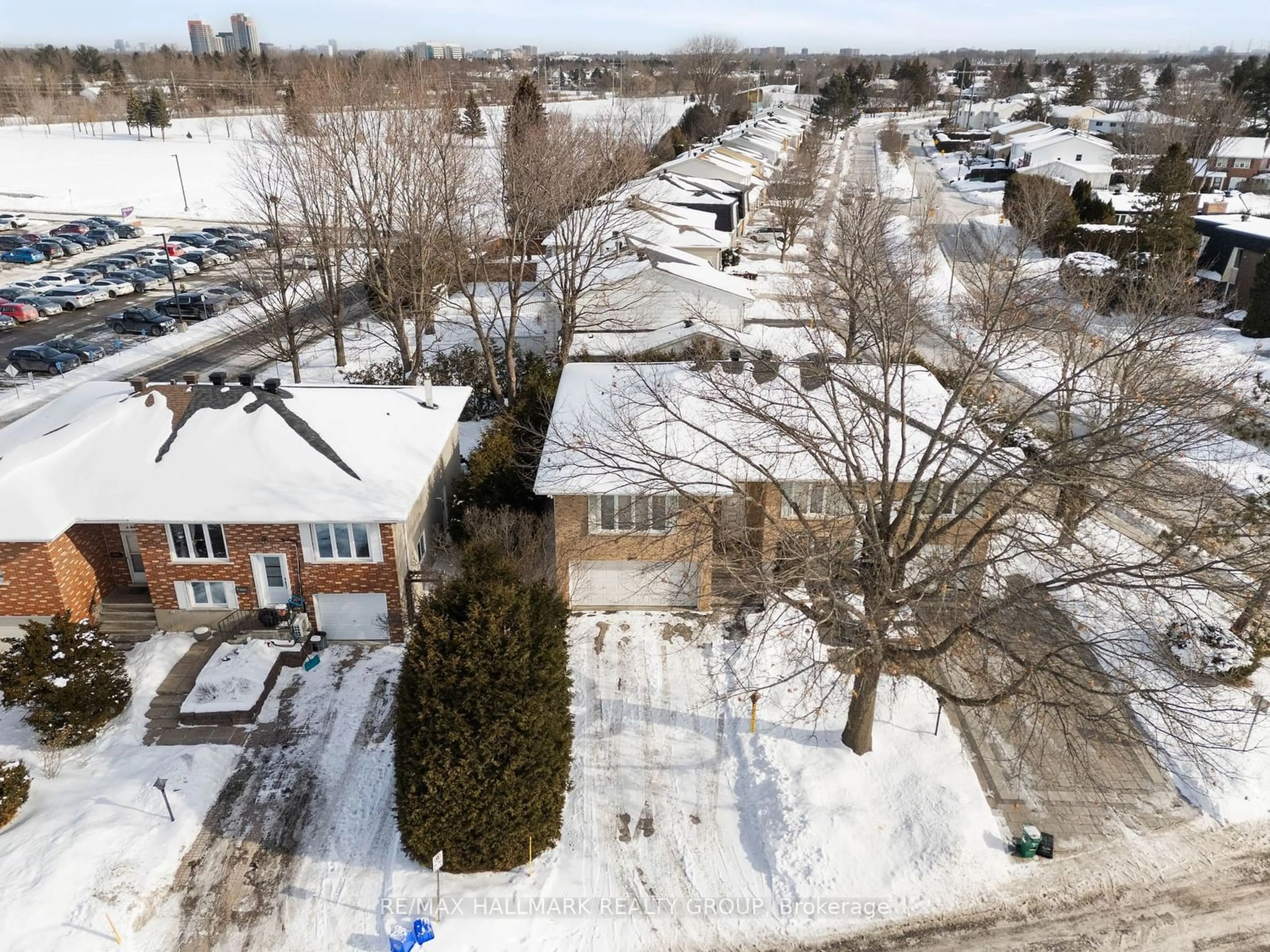 A pic from outside/outdoor area/front of a property/back of a property/a pic from drone, unknown for 3 Ashwick Crt, South of Baseline to Knoxdale Ontario K2G 3S4