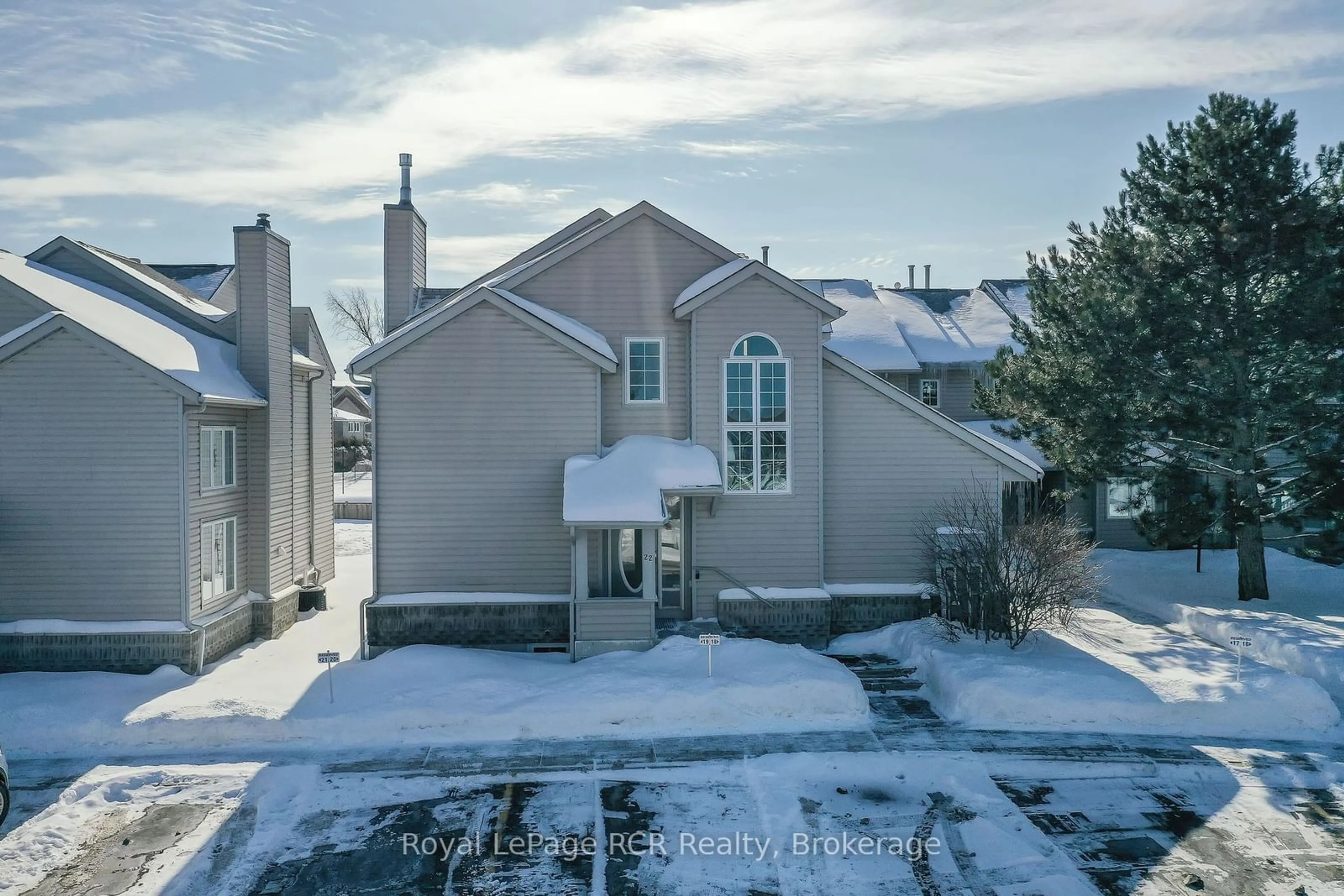 A pic from outside/outdoor area/front of a property/back of a property/a pic from drone, street for 162 Settlers Cres #22, Blue Mountains Ontario L9Y 0M4