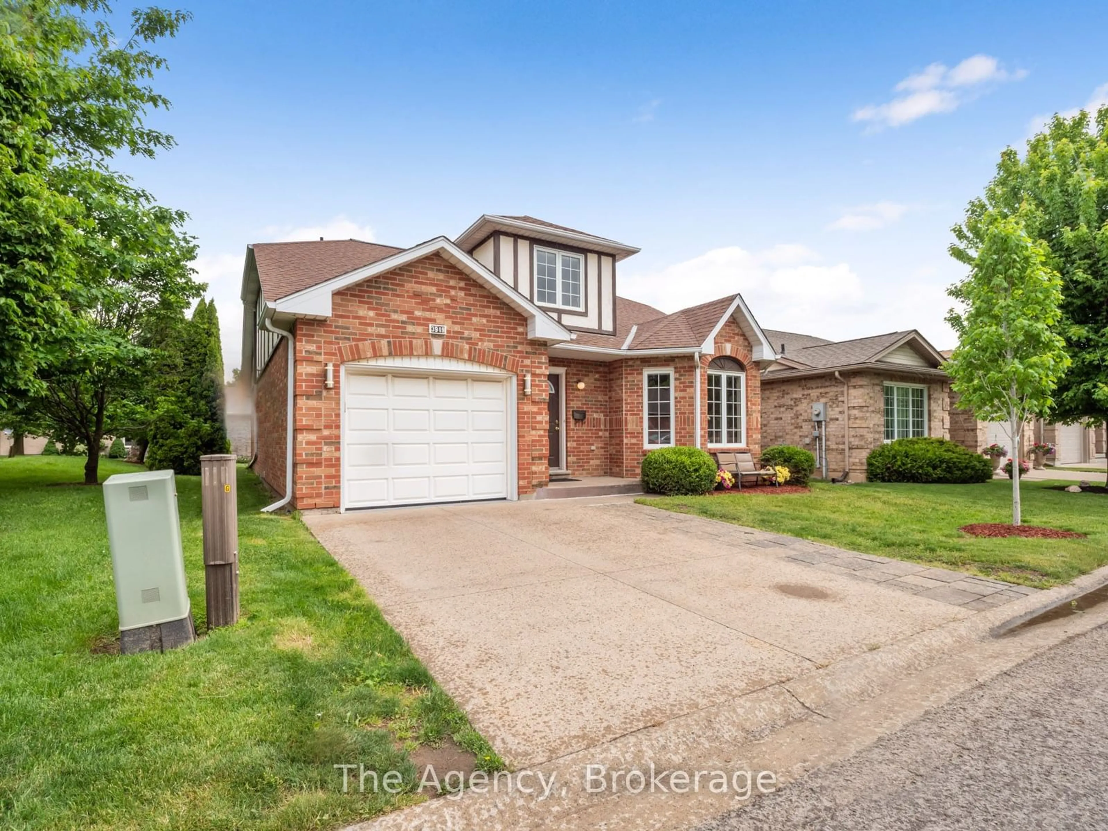 Home with brick exterior material, street for 3919 Durban Lane, Lincoln Ontario L0R 2C0