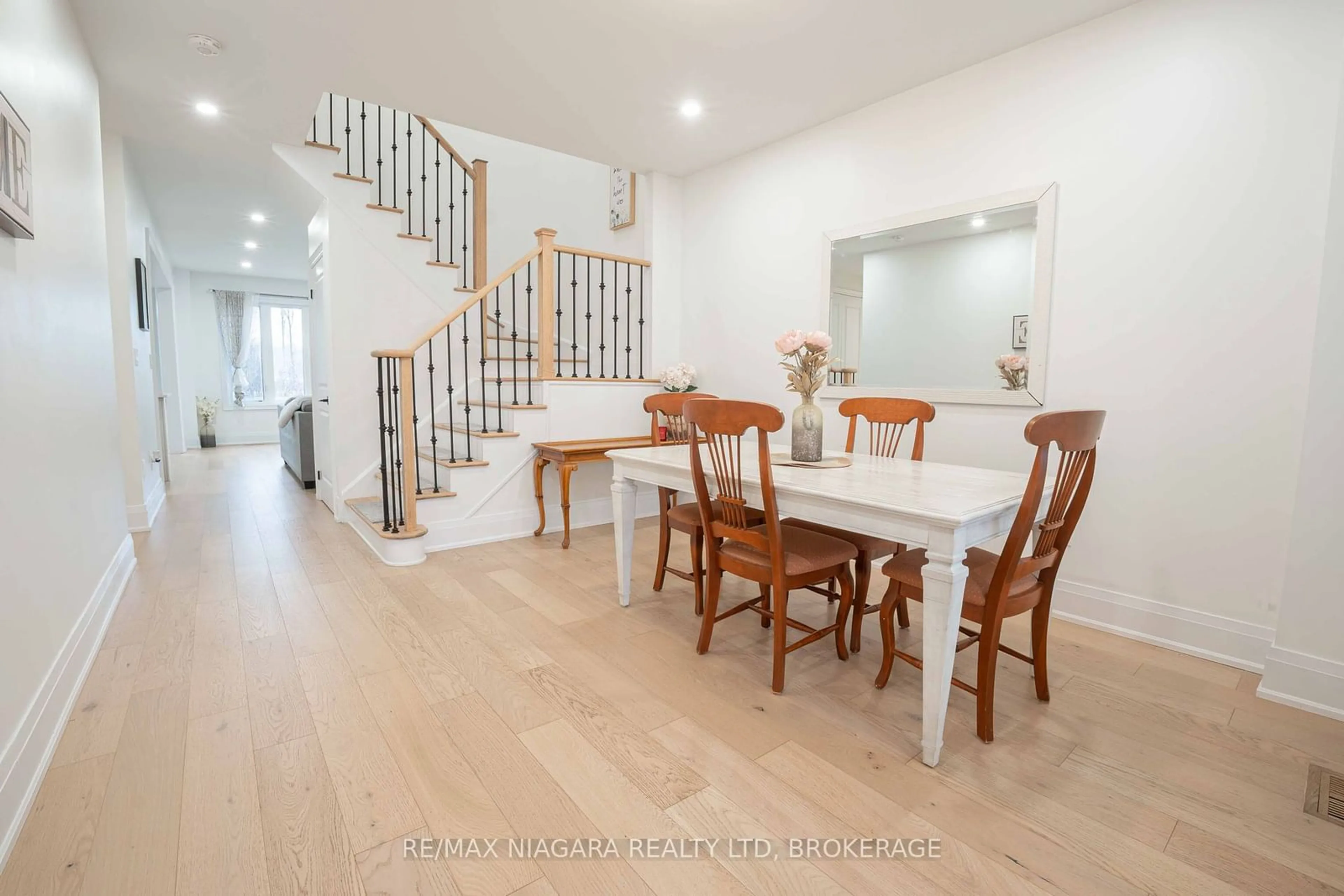 Dining room, unknown for 184 Esther Cres, Thorold Ontario L3B 0G9