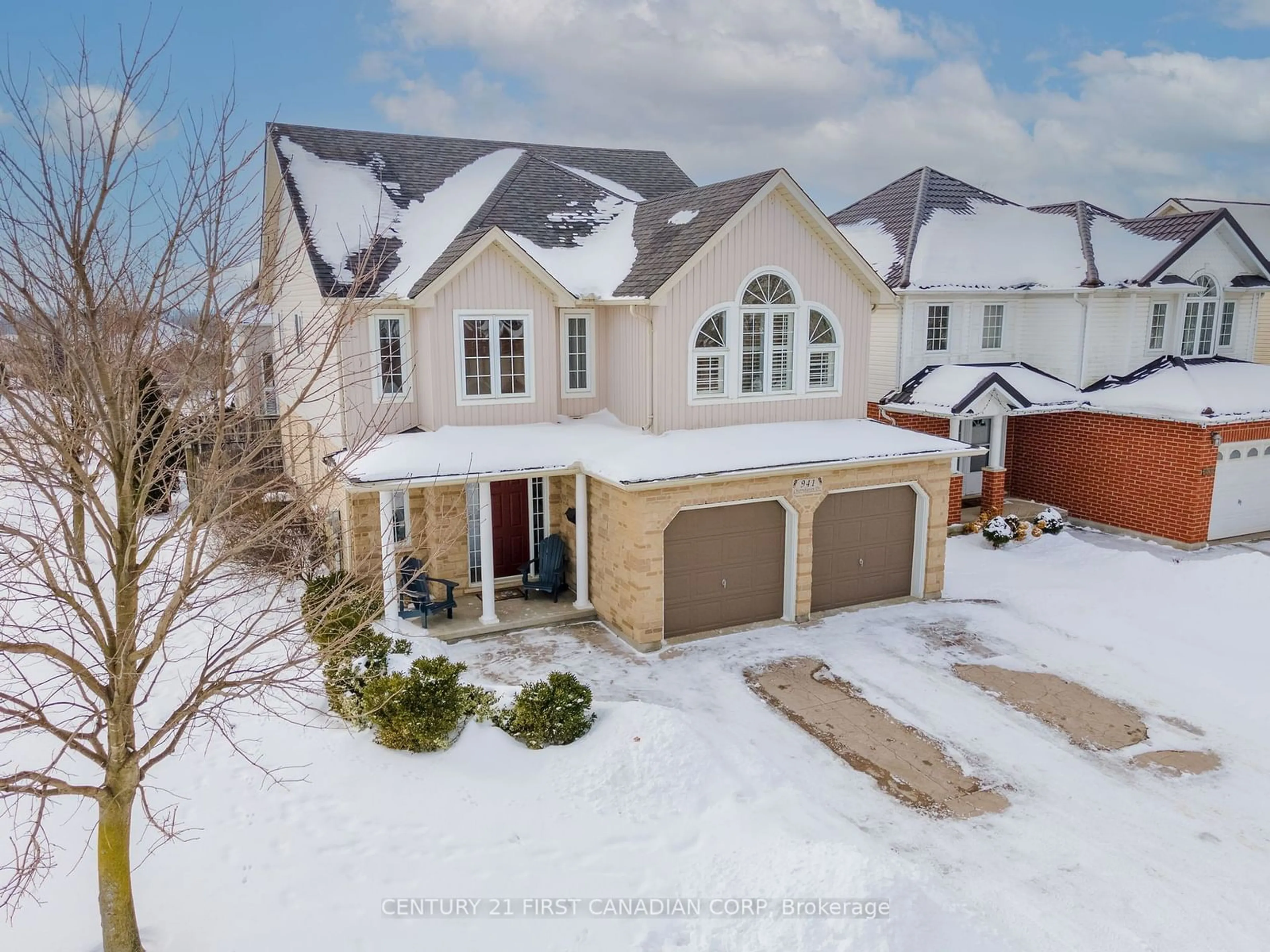 A pic from outside/outdoor area/front of a property/back of a property/a pic from drone, street for 941 Cherryhaven Dr, London Ontario N6K 4B1