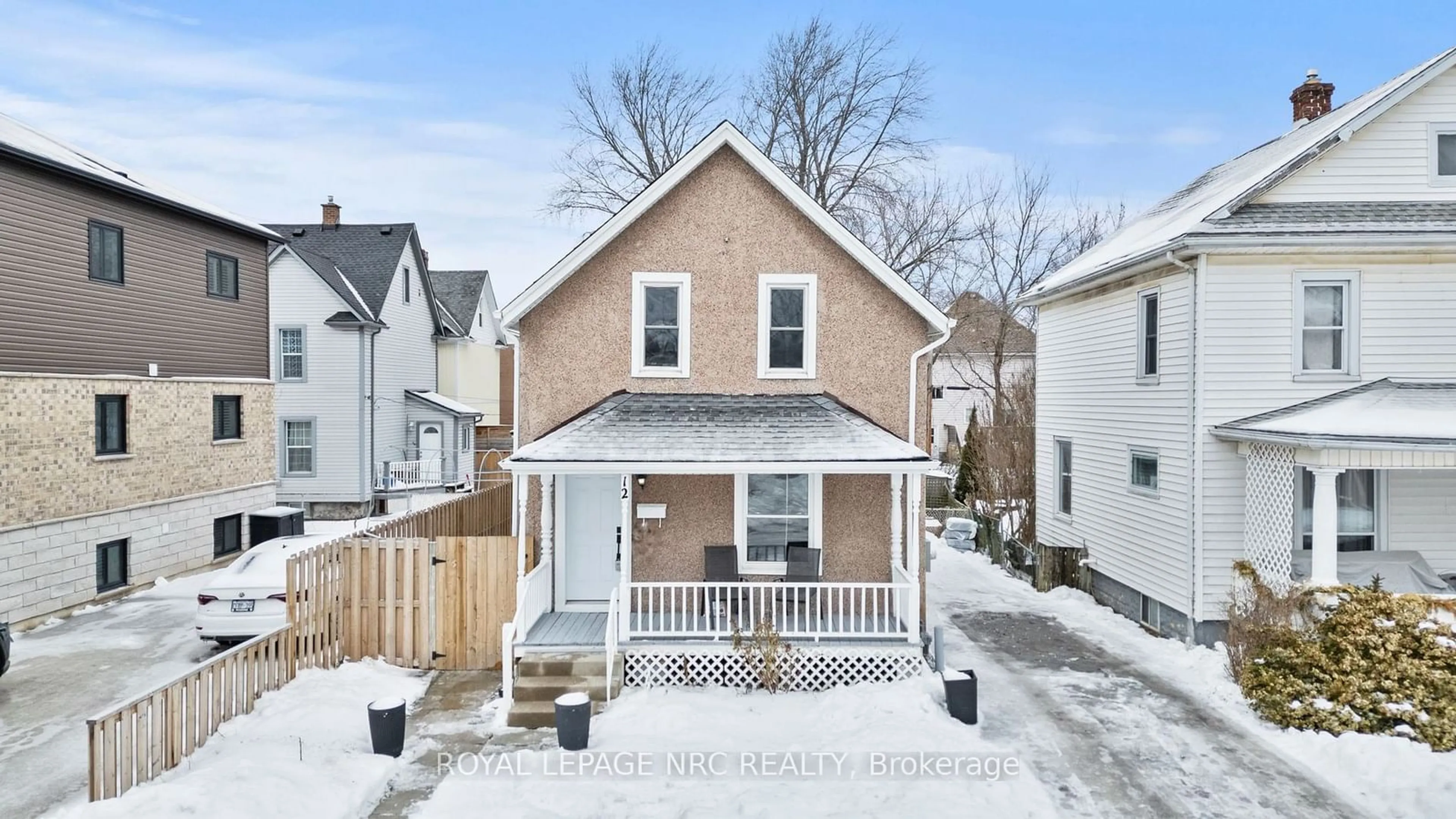 A pic from outside/outdoor area/front of a property/back of a property/a pic from drone, street for 12 Elmview St, Welland Ontario L3C 4K5