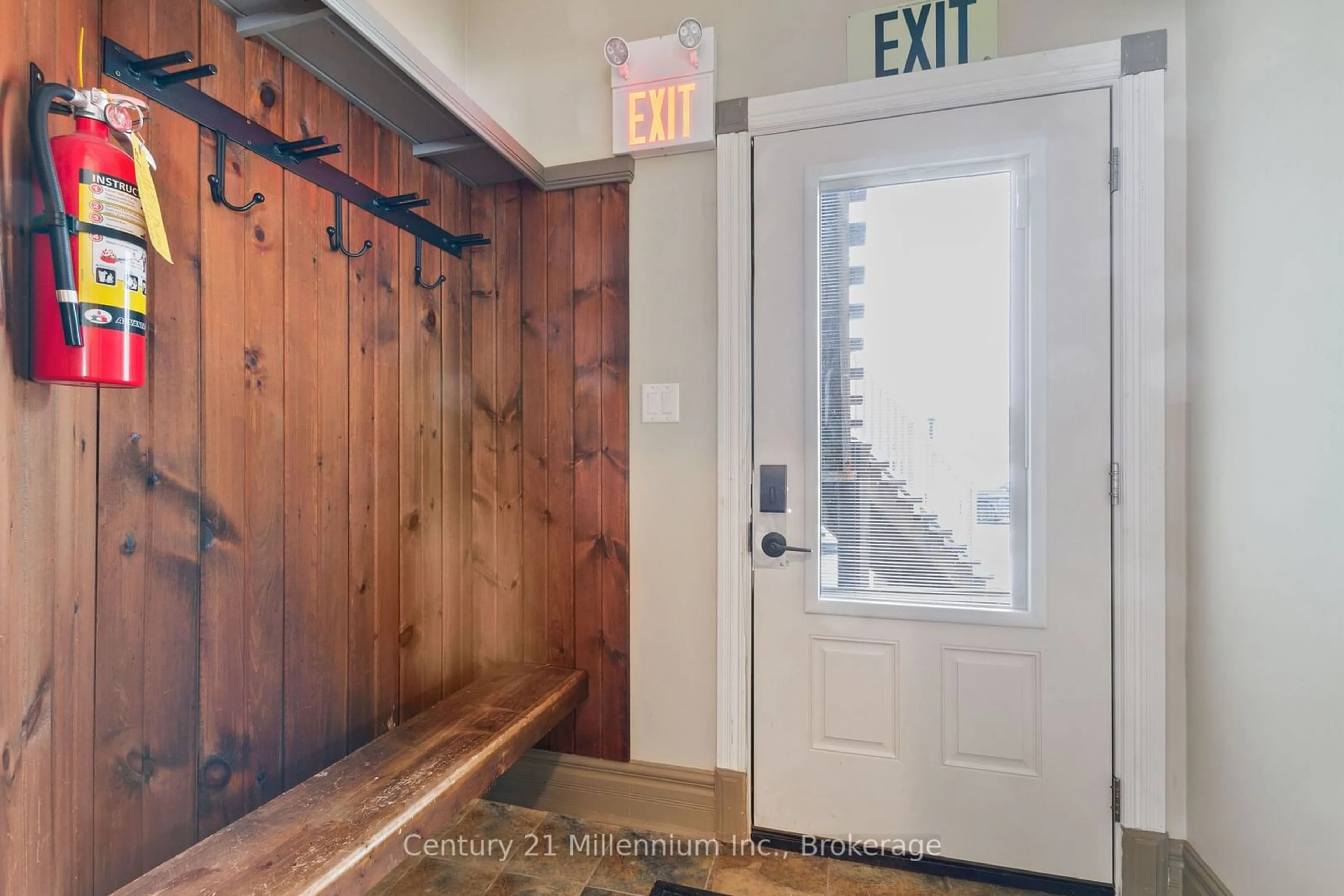 Indoor entryway for 171 Snowbridge Way #142, Blue Mountains Ontario L9Y 0V1