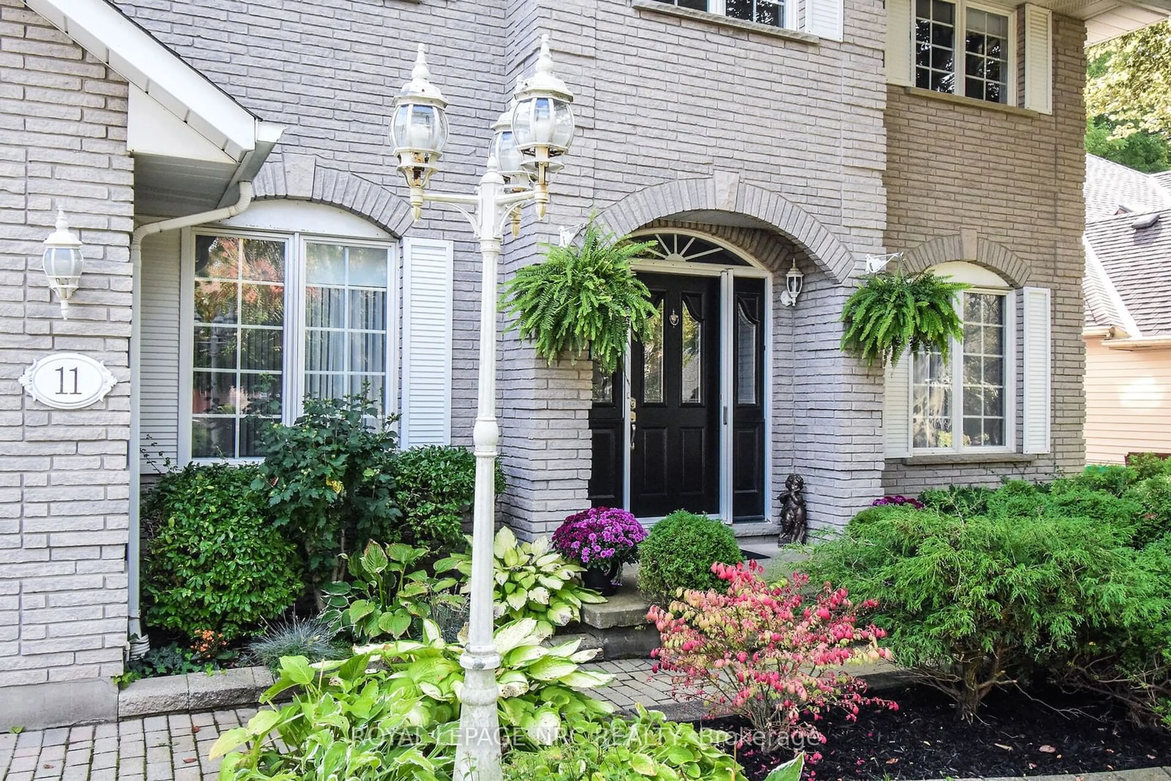 Indoor entryway for 11 Milburn Dr, Pelham Ontario L0S 1E4