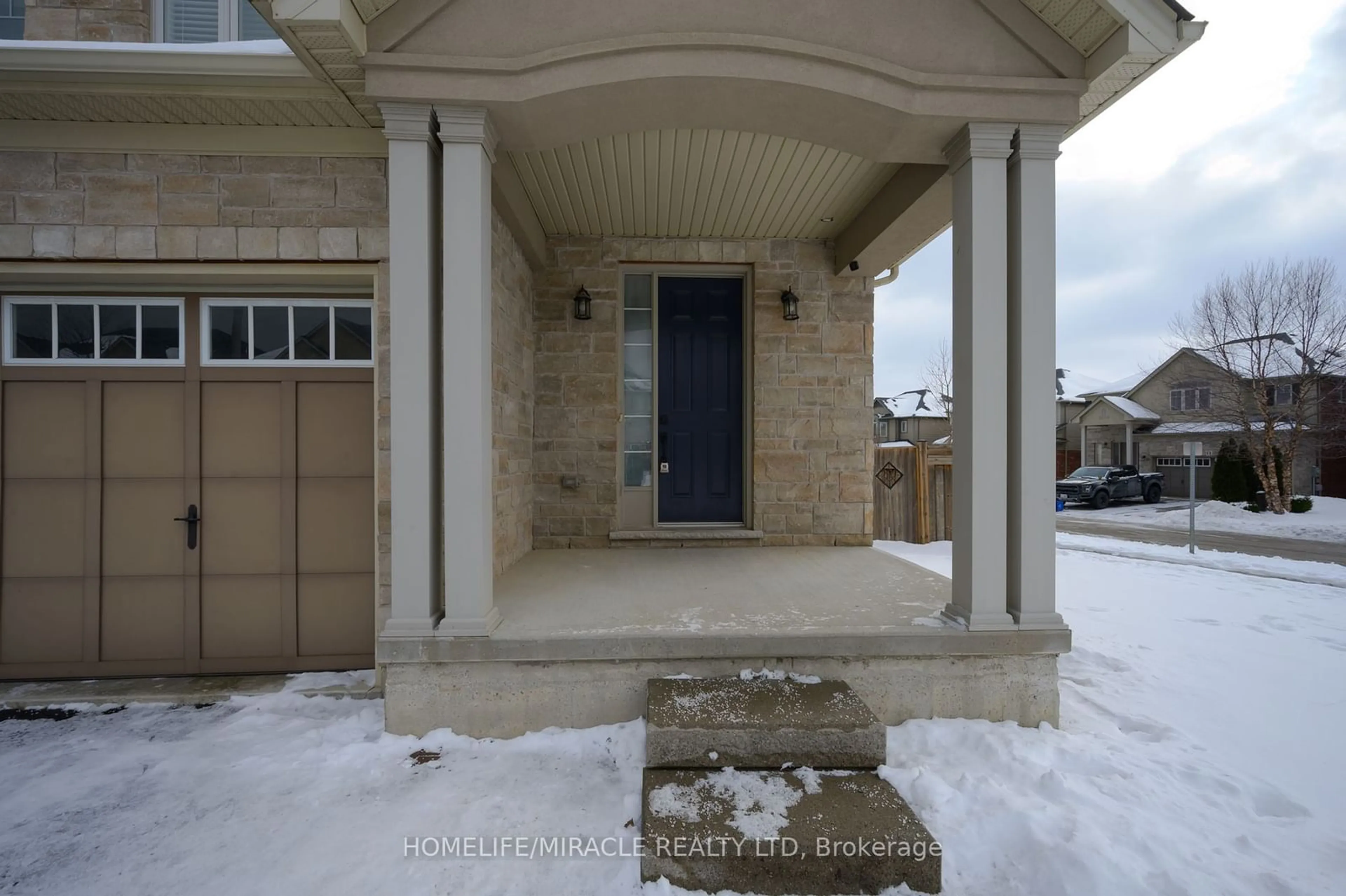 Indoor entryway for 38 Sexton Cres, Hamilton Ontario L9G 0E3