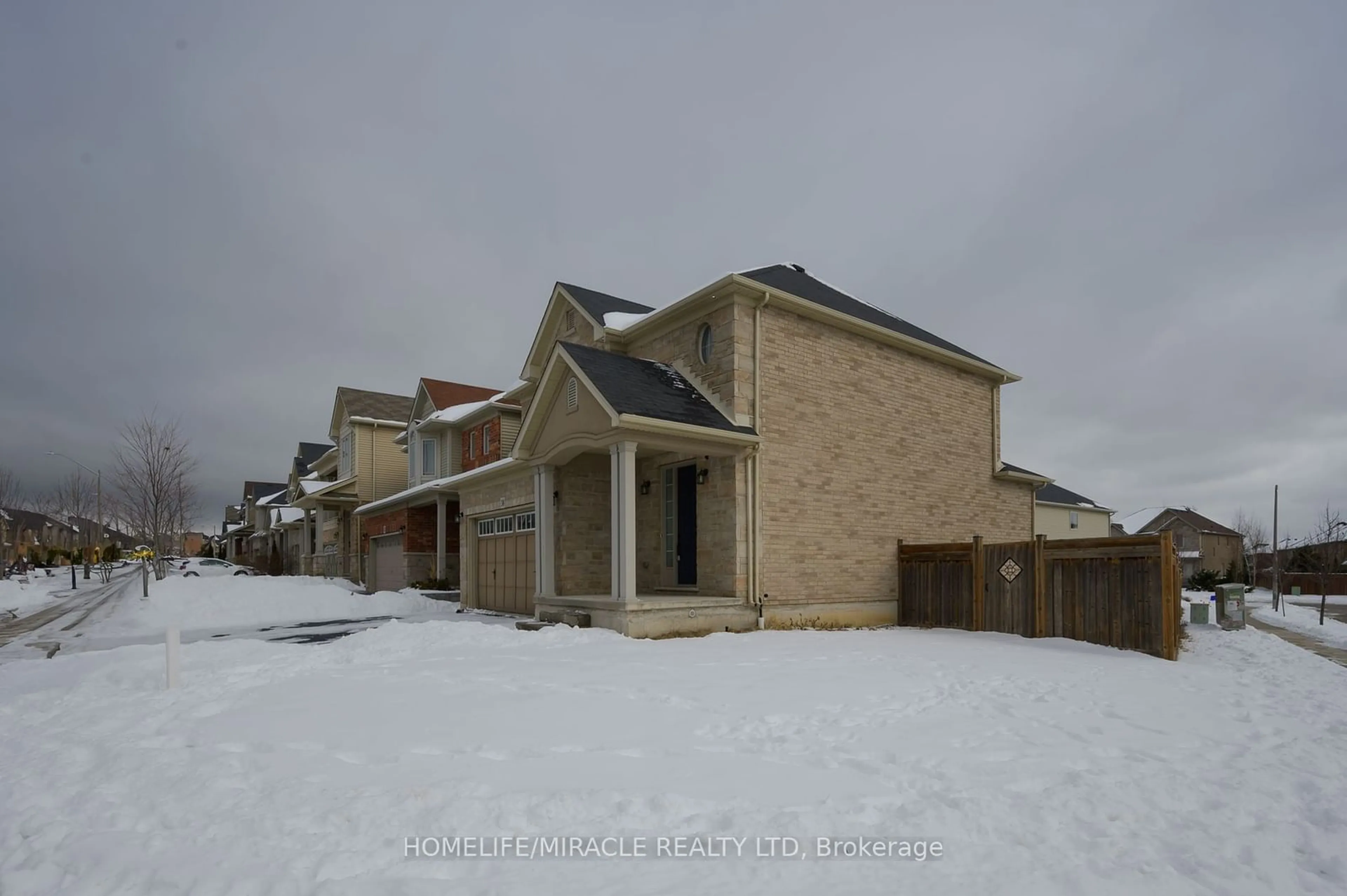 A pic from outside/outdoor area/front of a property/back of a property/a pic from drone, street for 38 Sexton Cres, Hamilton Ontario L9G 0E3