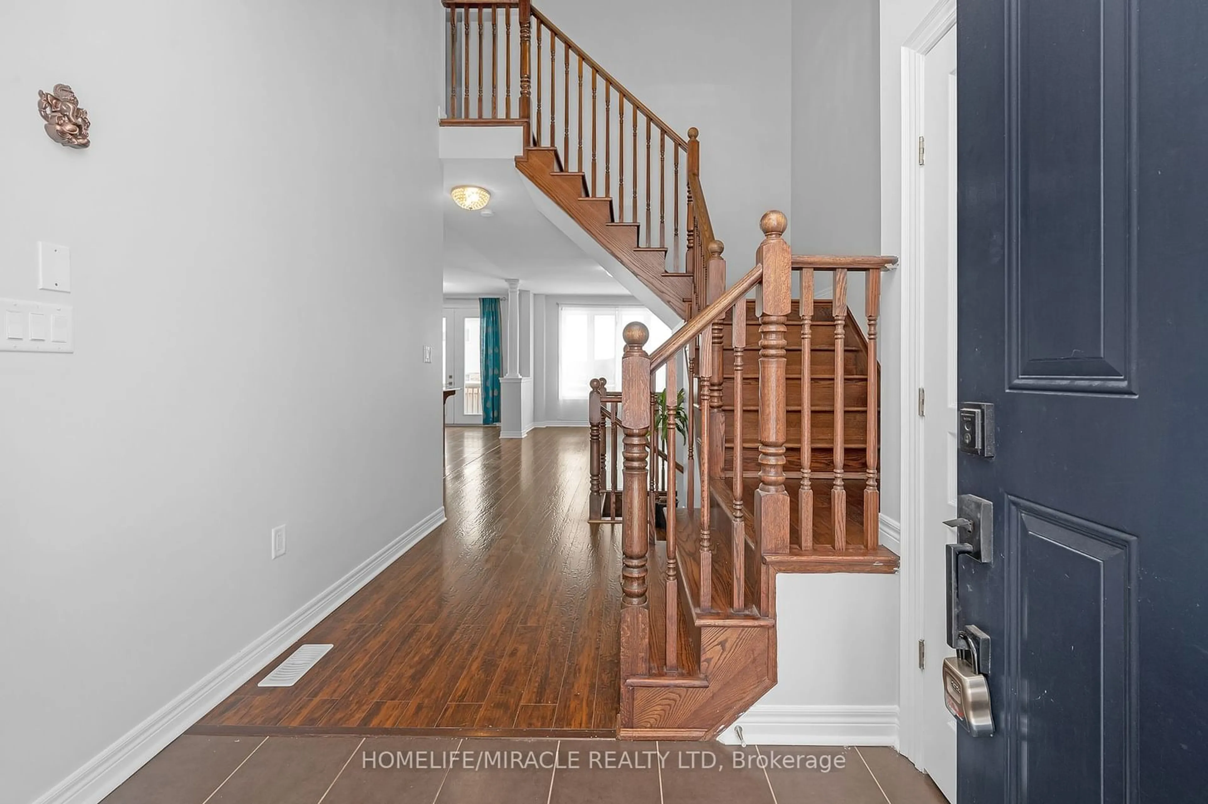 Indoor foyer for 38 Sexton Cres, Hamilton Ontario L9G 0E3