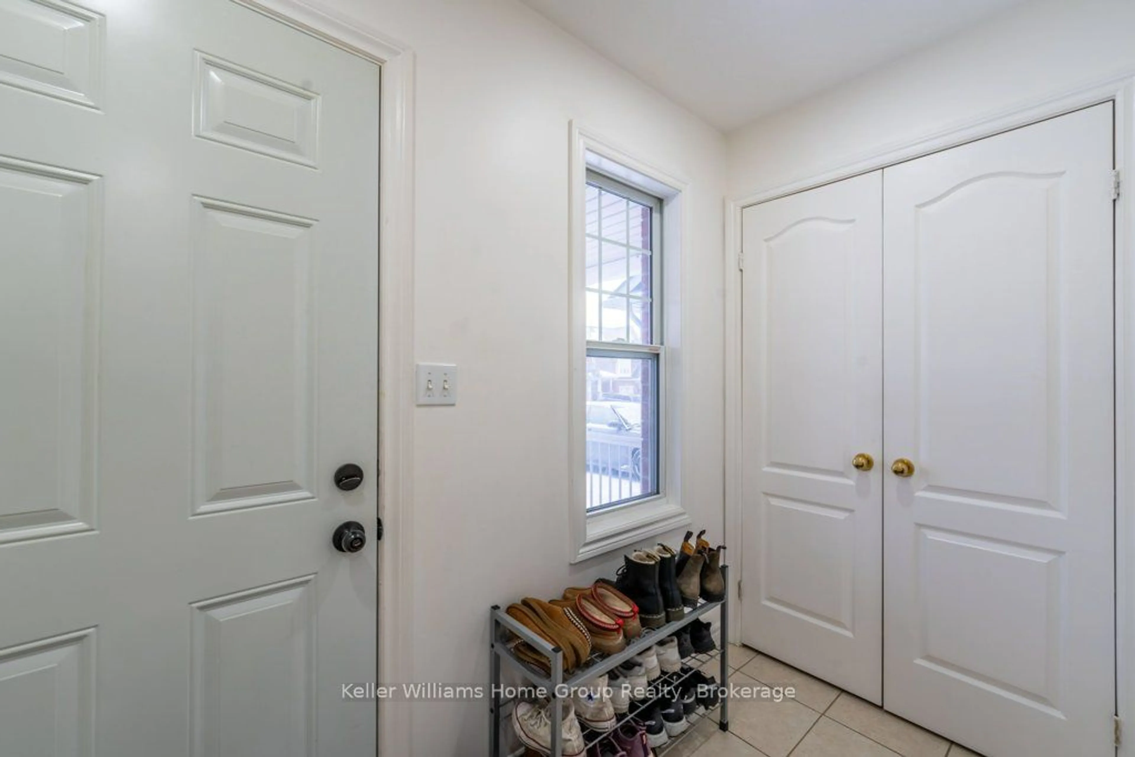 Indoor entryway for 32 Darnell Rd, Guelph Ontario N1G 5K3