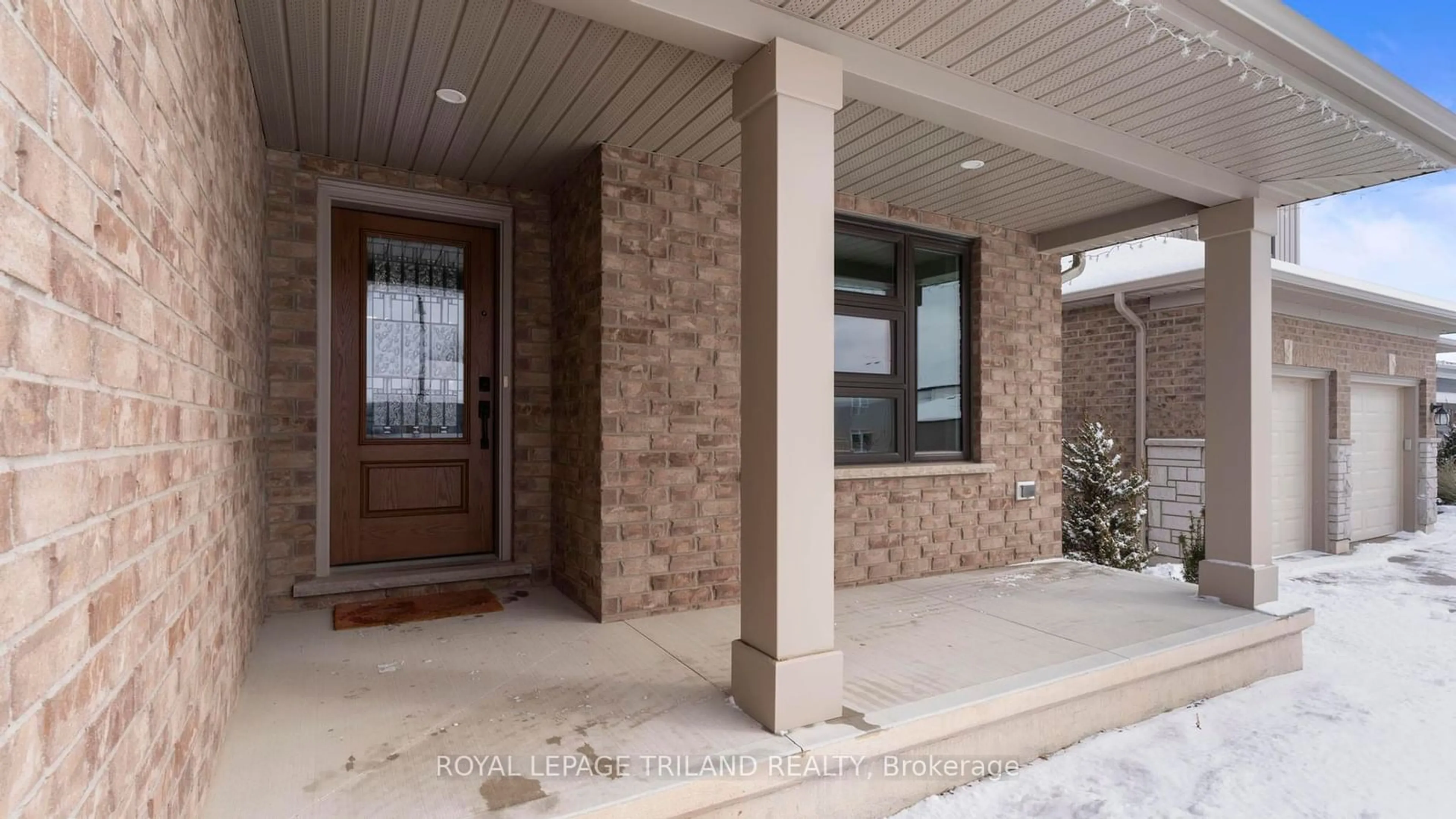 Indoor entryway for 77 Benjamin Pkwy, St. Thomas Ontario N5R 0L6