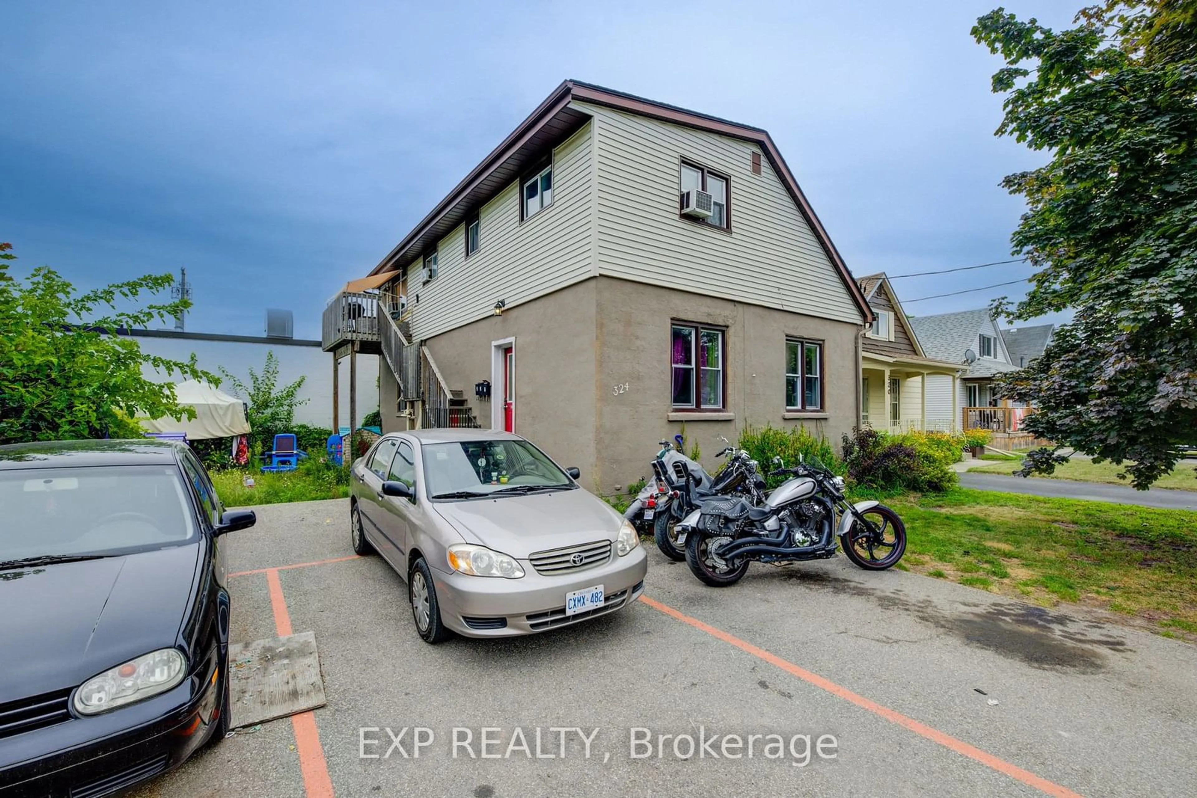 A pic from outside/outdoor area/front of a property/back of a property/a pic from drone, street for 324 Maple Ave, Kitchener Ontario N2H 4X1