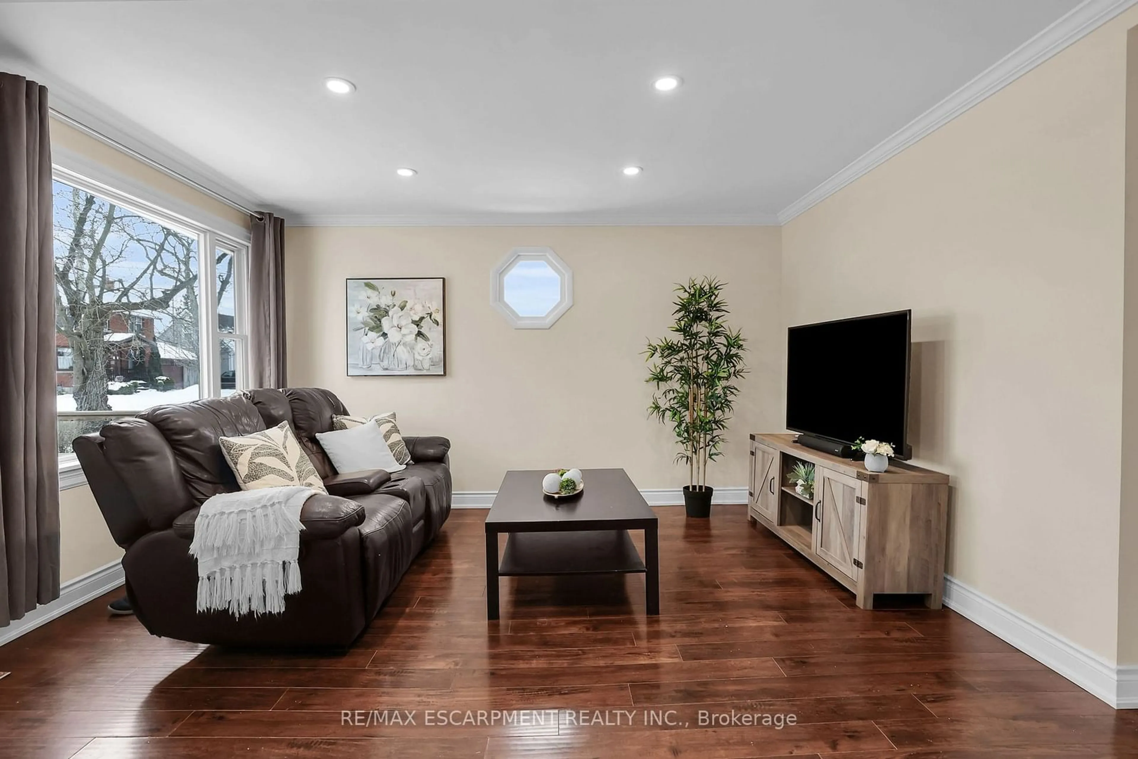 Living room with furniture, wood/laminate floor for 17 Oakwood Ave, St. Catharines Ontario L2P 1L2