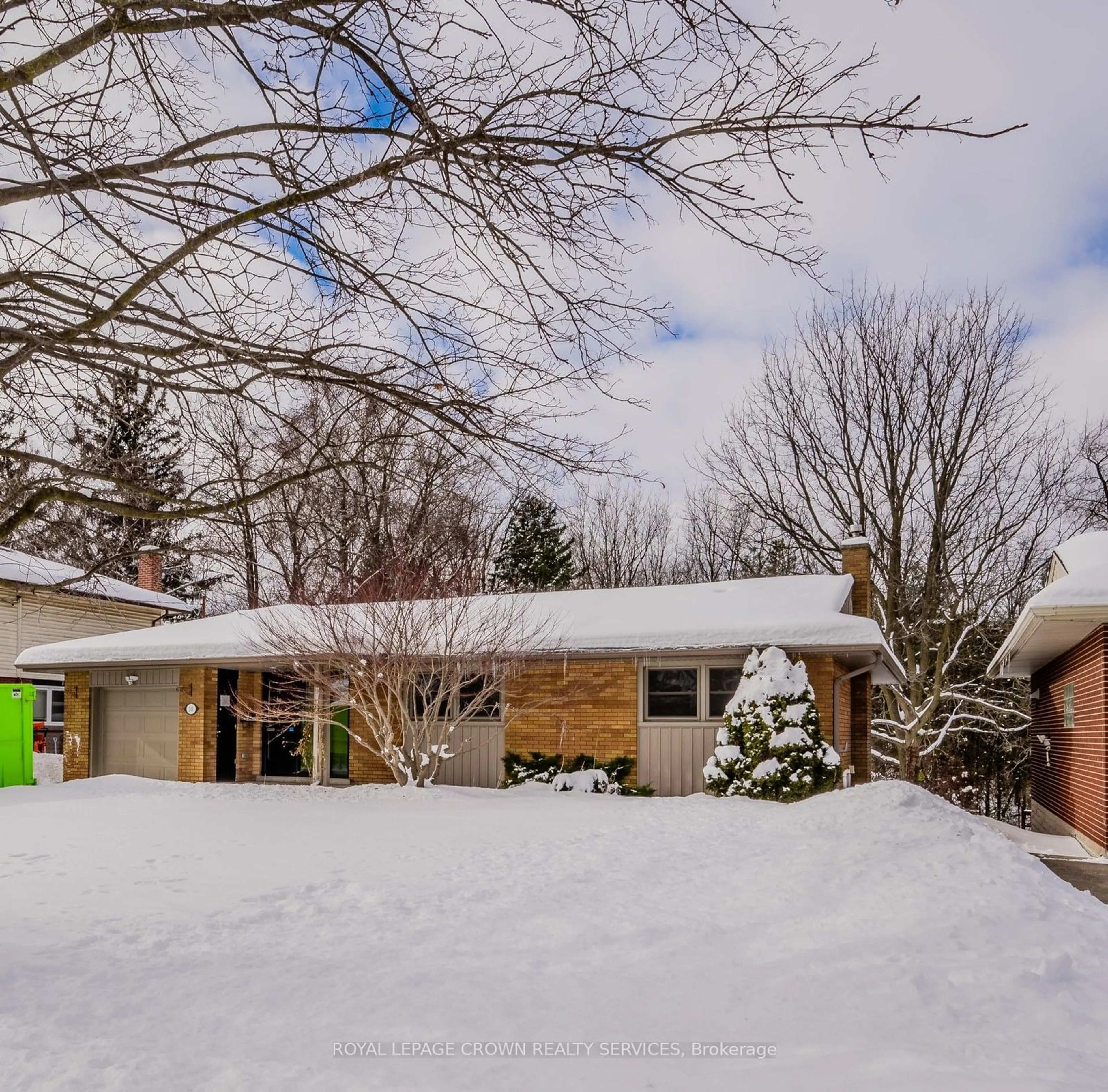 A pic from outside/outdoor area/front of a property/back of a property/a pic from drone, street for 10 Stephen St, Cambridge Ontario N1S 3R8