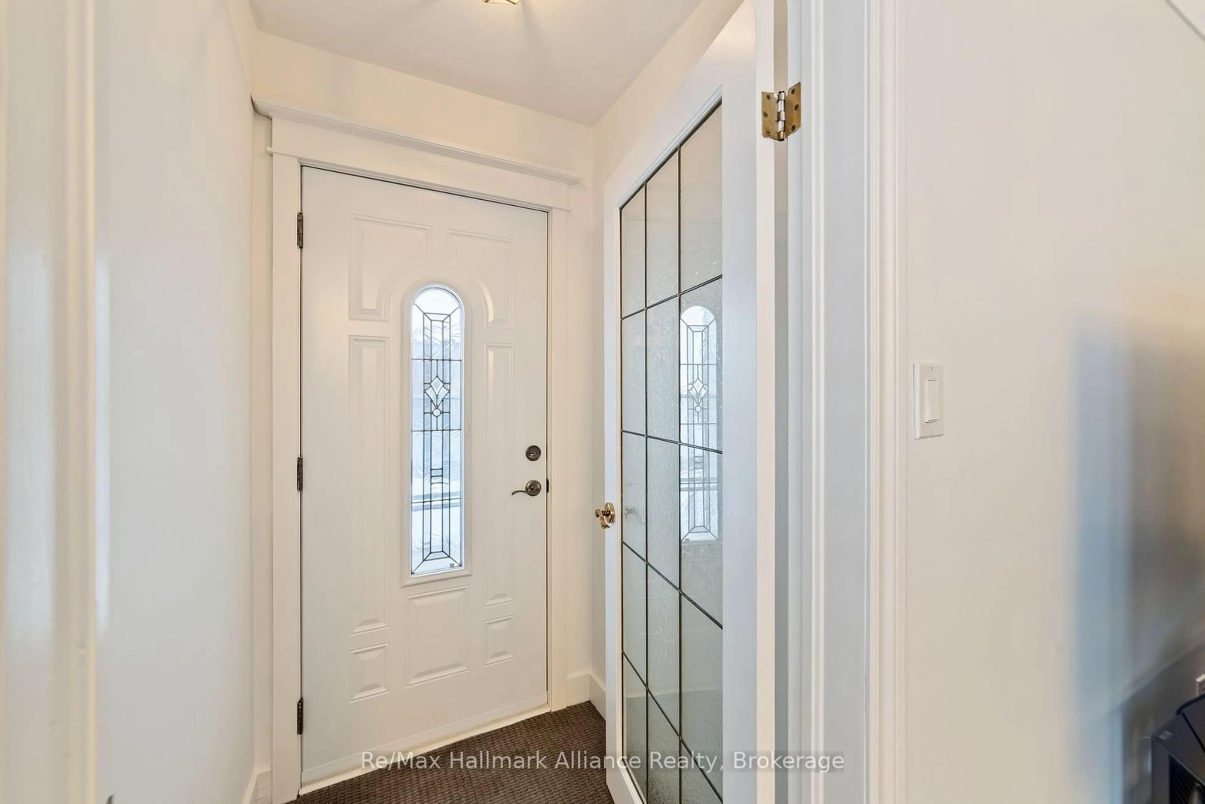 Indoor entryway for 48 Mcdonald Ave, Thorold Ontario L2V 3E6