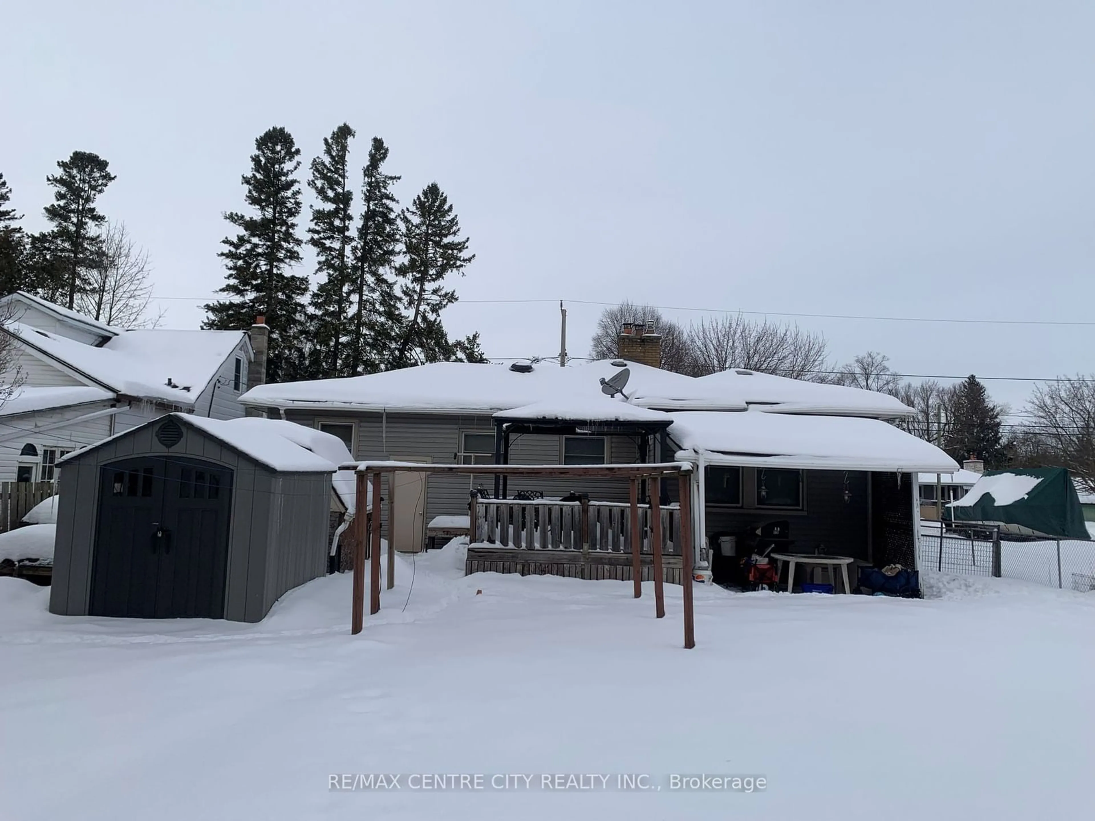 A pic from outside/outdoor area/front of a property/back of a property/a pic from drone, street for 1825 Parkhurst Ave, London Ontario N5V 2C4