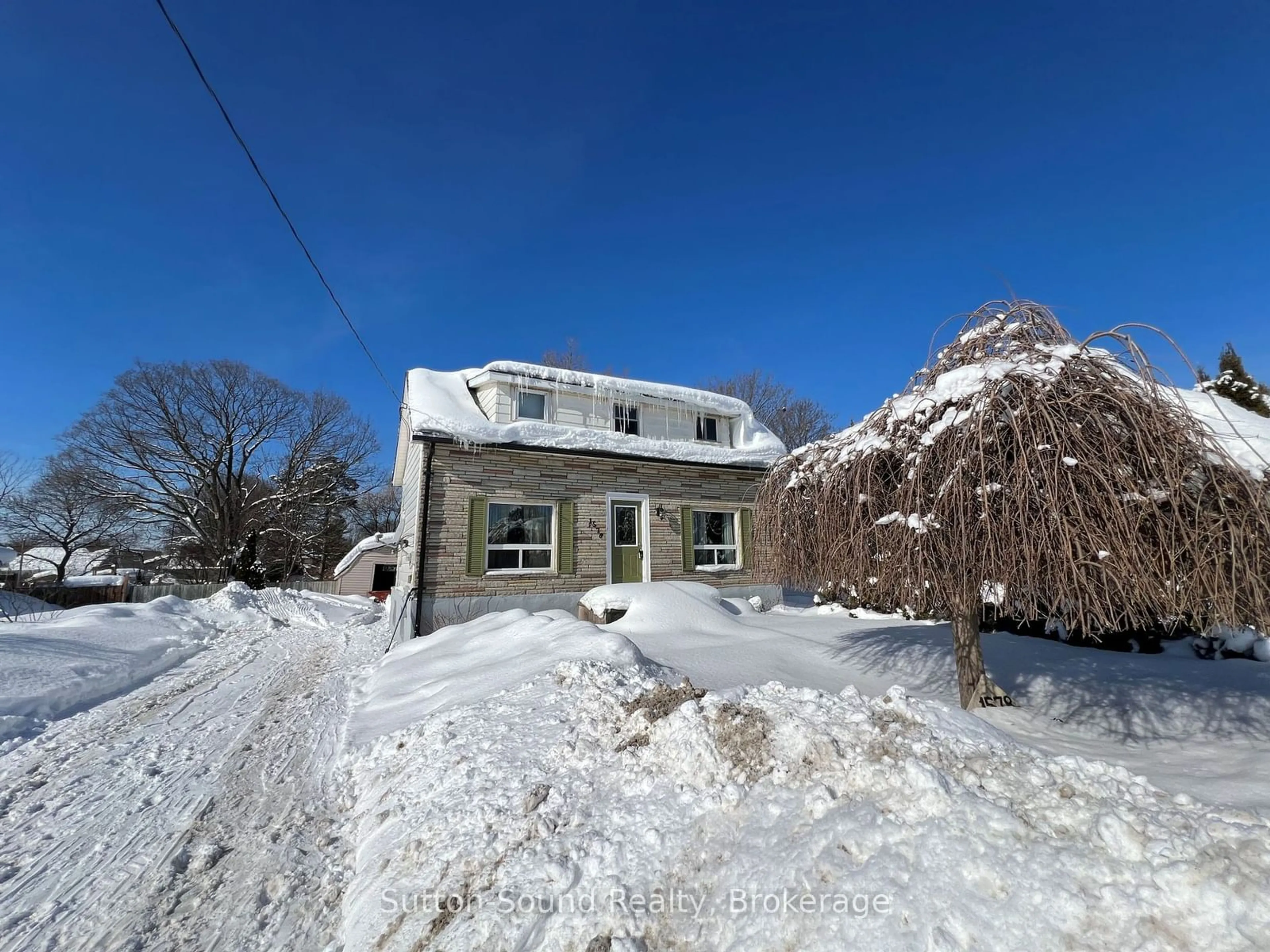 A pic from outside/outdoor area/front of a property/back of a property/a pic from drone, unknown for 1578 9TH Ave, Owen Sound Ontario N4K 3G3