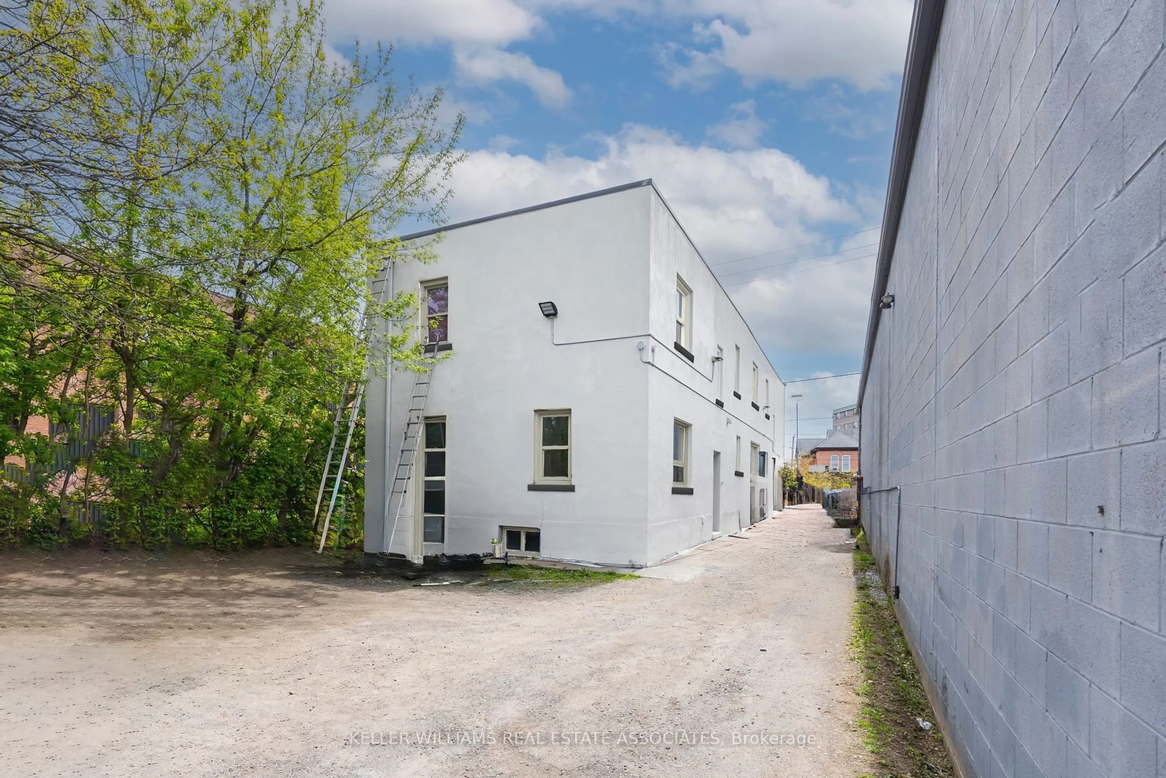 A pic from outside/outdoor area/front of a property/back of a property/a pic from drone, building for 237 Church St, St. Catharines Ontario L2R 3E8